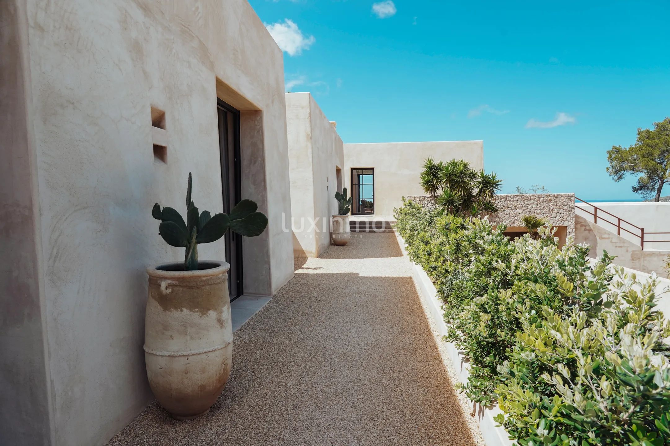 Nybygget luksuseiendom med panoramautsikt over solnedgangen i Cala Tarida — photo 25