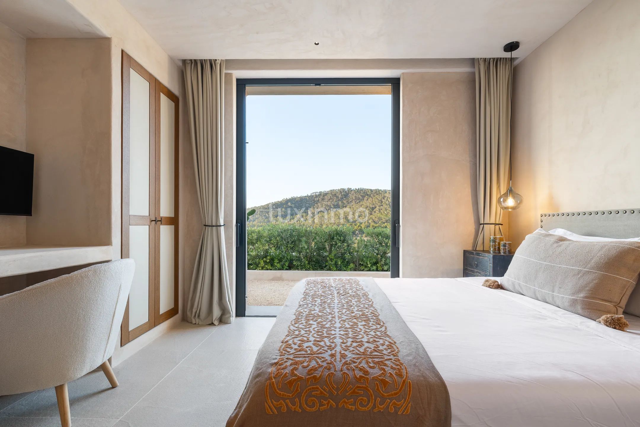 Nybygget luksuseiendom med panoramautsikt over solnedgangen i Cala Tarida — photo 30