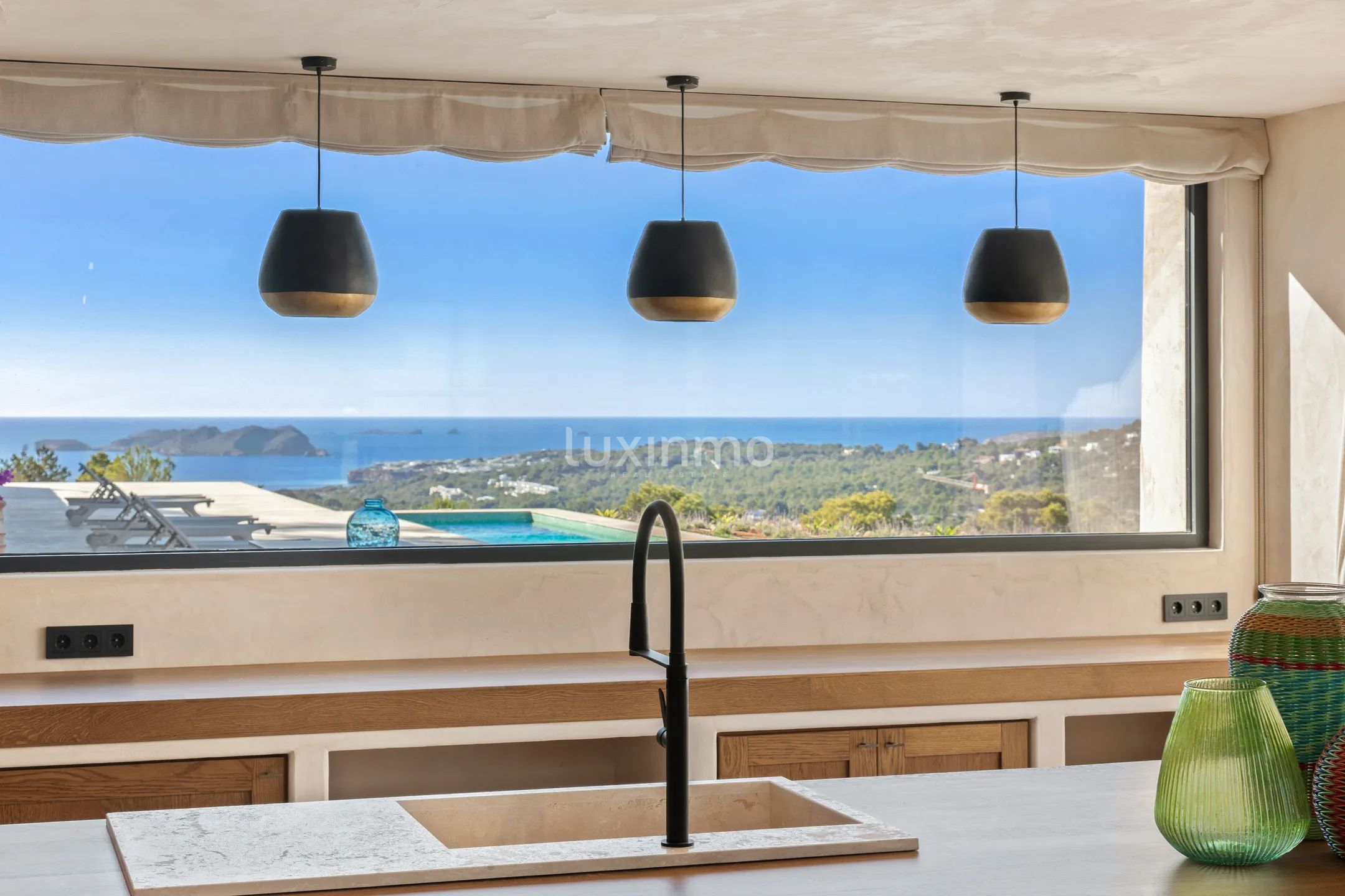 Nybygget luksuseiendom med panoramautsikt over solnedgangen i Cala Tarida — photo 20