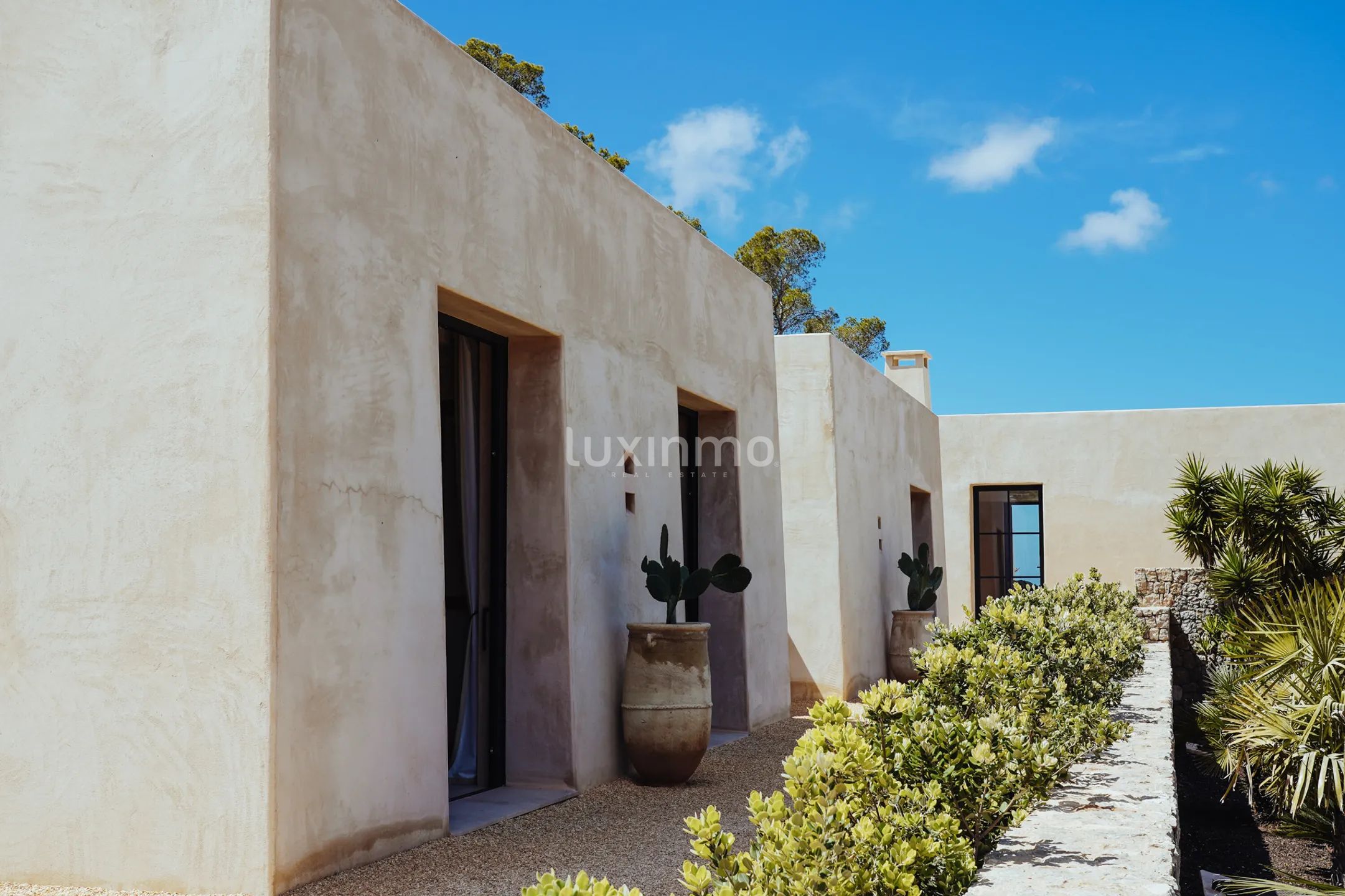 Nybygget luksuseiendom med panoramautsikt over solnedgangen i Cala Tarida — photo 24