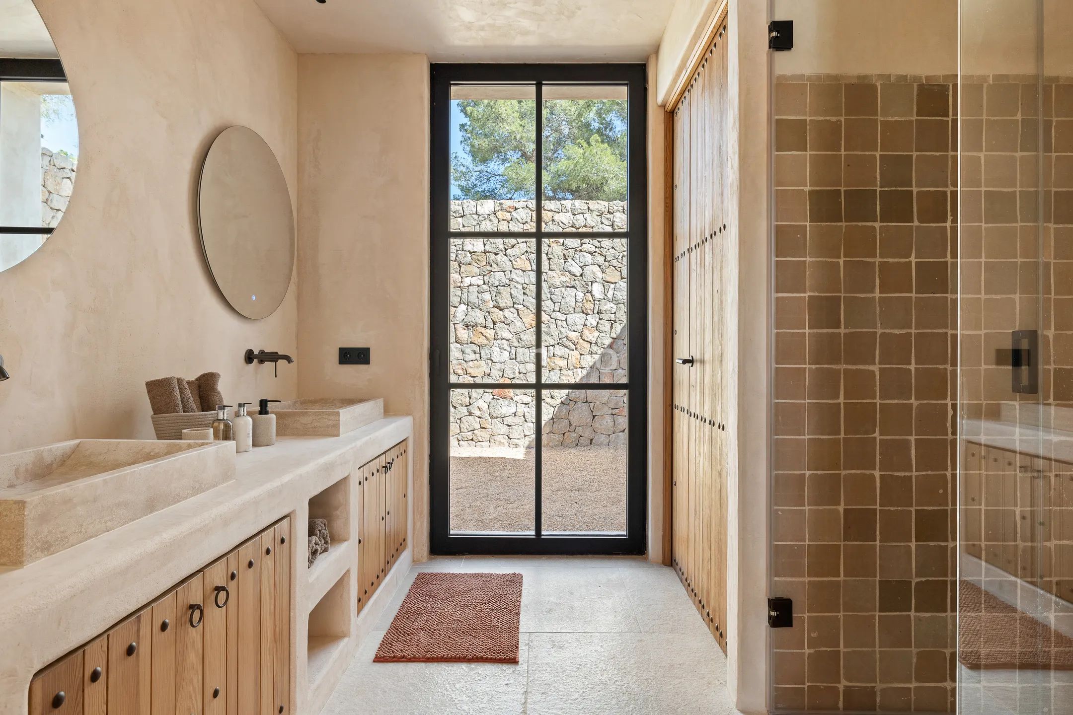 Nybygget luksuseiendom med panoramautsikt over solnedgangen i Cala Tarida — photo 29