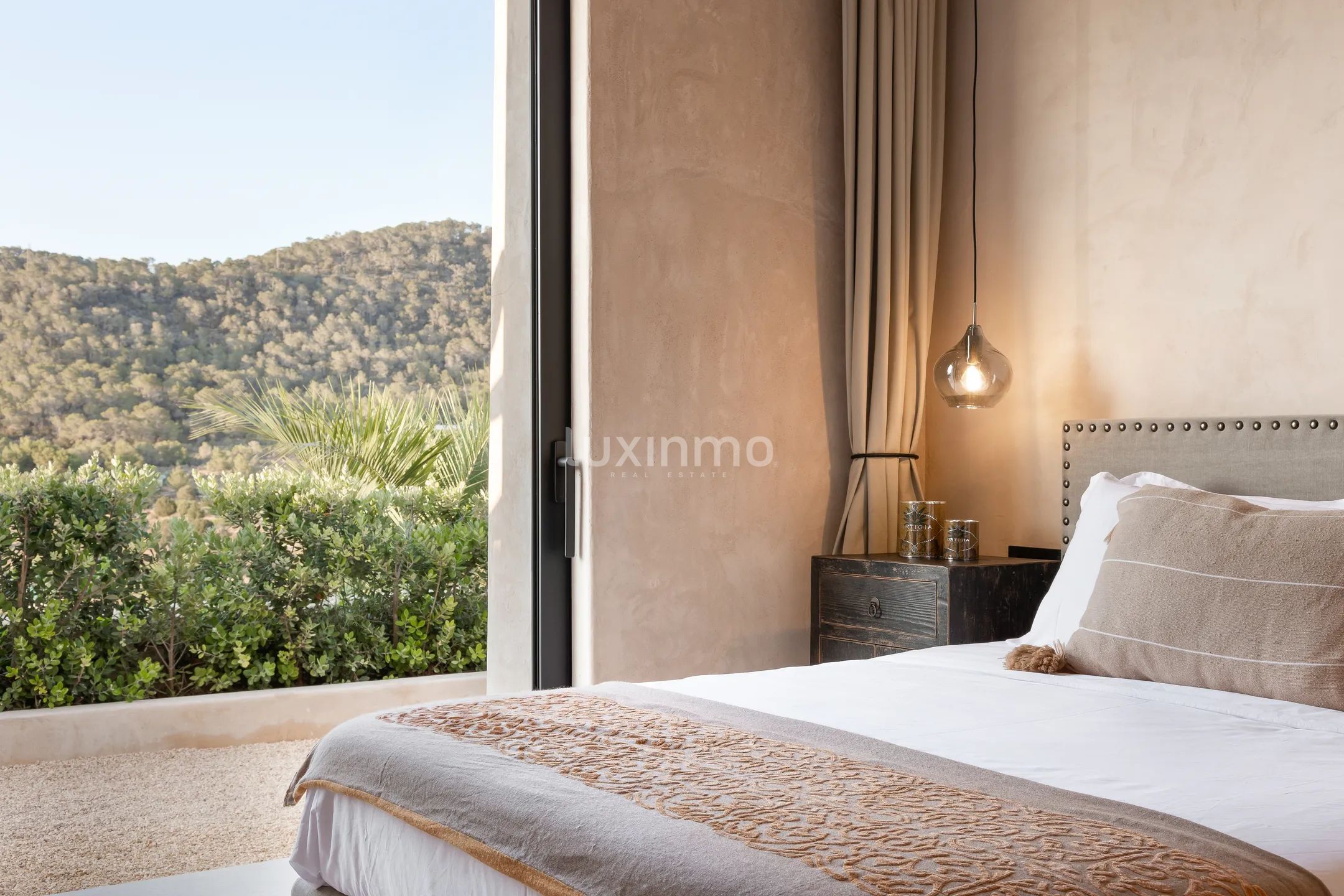 Nybygget luksuseiendom med panoramautsikt over solnedgangen i Cala Tarida — photo 32