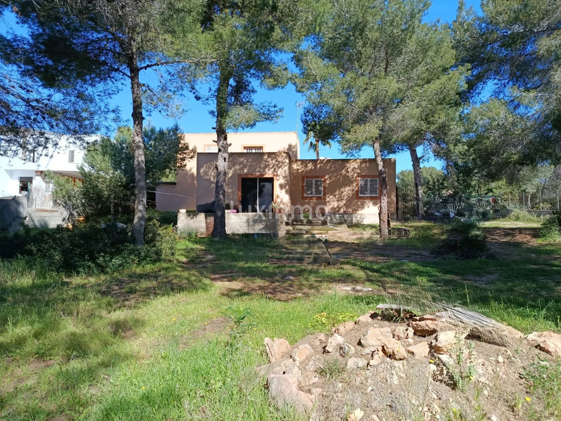 Underbart hus med vacker mark att renovera i KM4