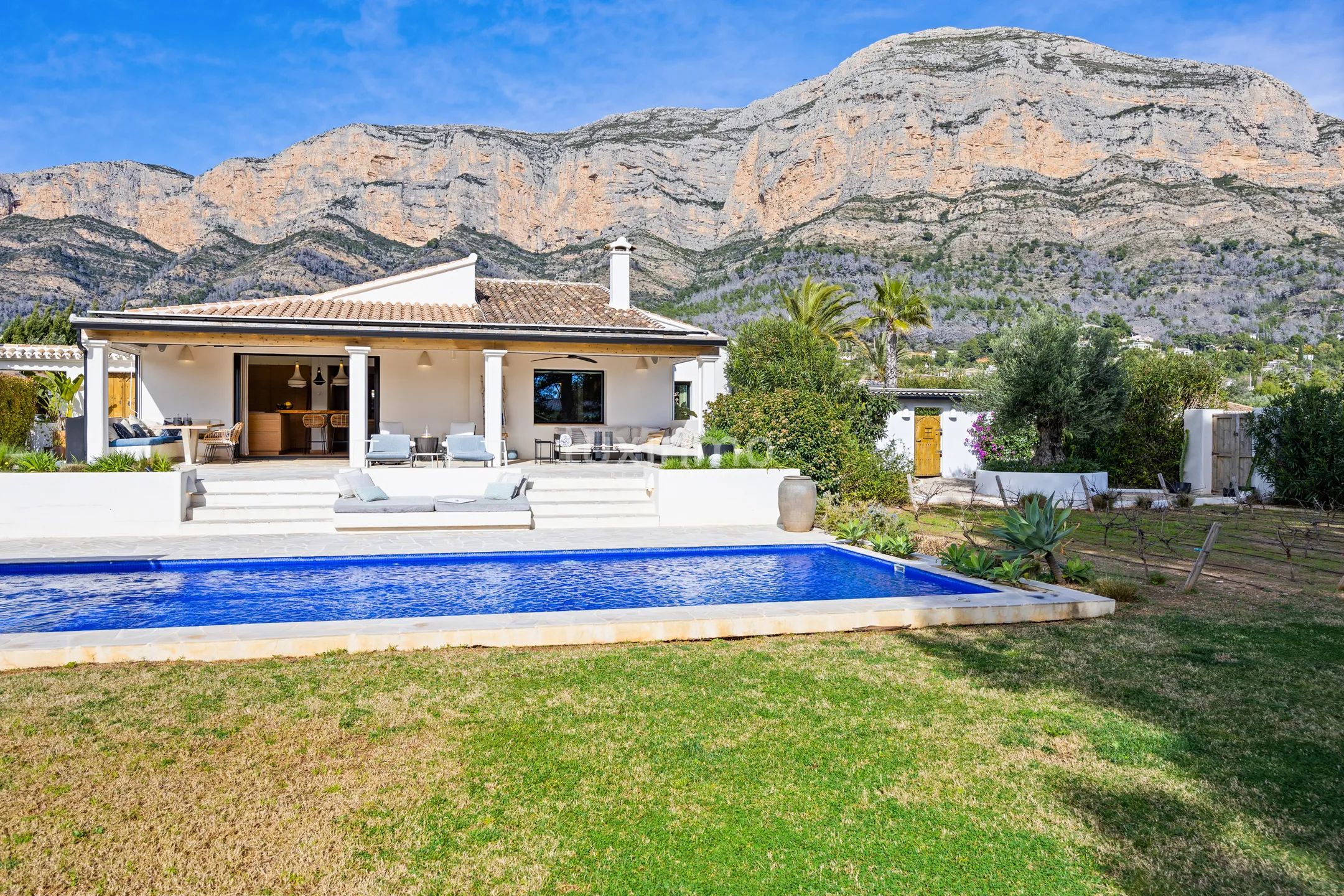 Mediterranean villa with guest house in Montgó, Jávea — photo 52