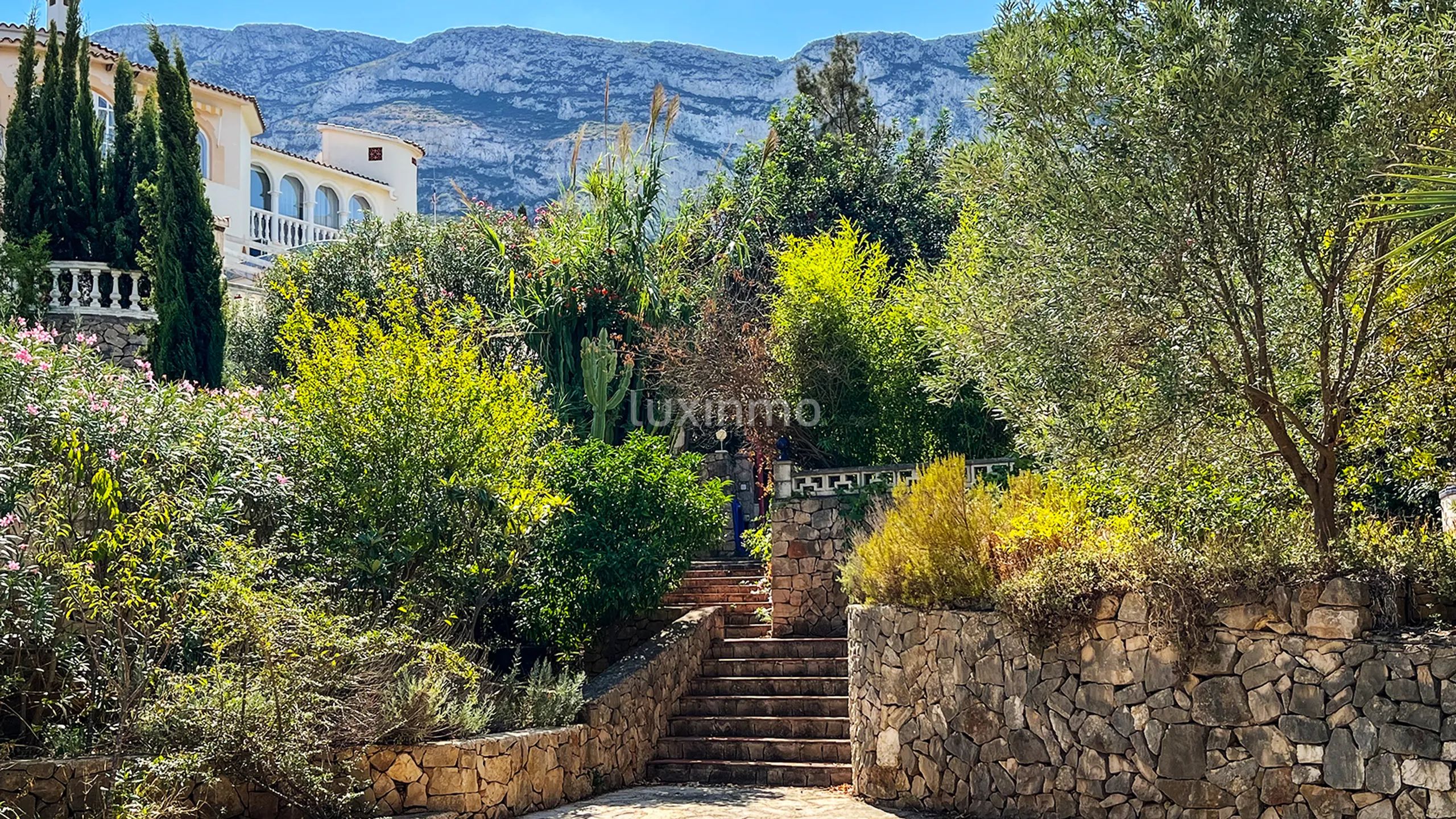 Colonial villa with sea views in El Montgó, Dénia — photo 2