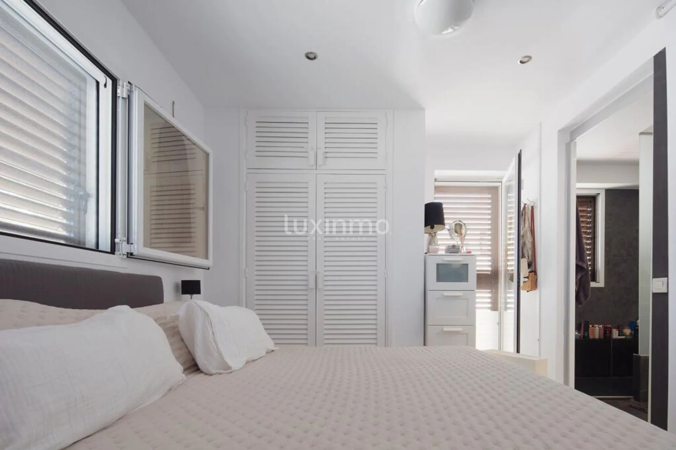 Penthouse exclusif en bord de mer avec vue sur la mer et le coucher de soleil à Cala Tarida — photo 24