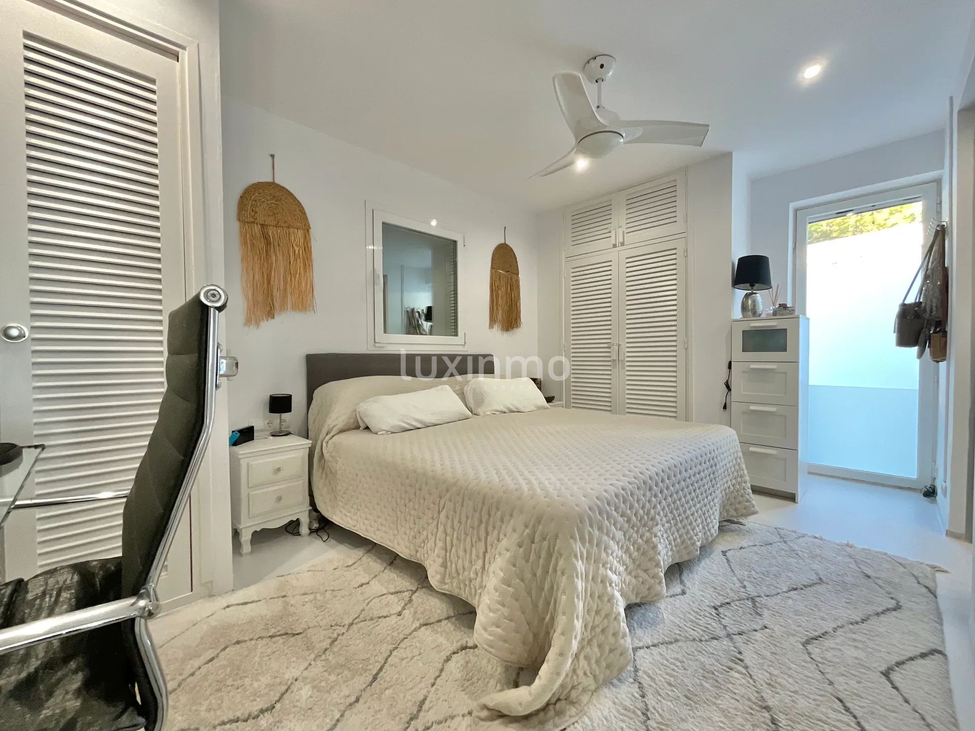 Penthouse exclusif en bord de mer avec vue sur la mer et le coucher de soleil à Cala Tarida — photo 23