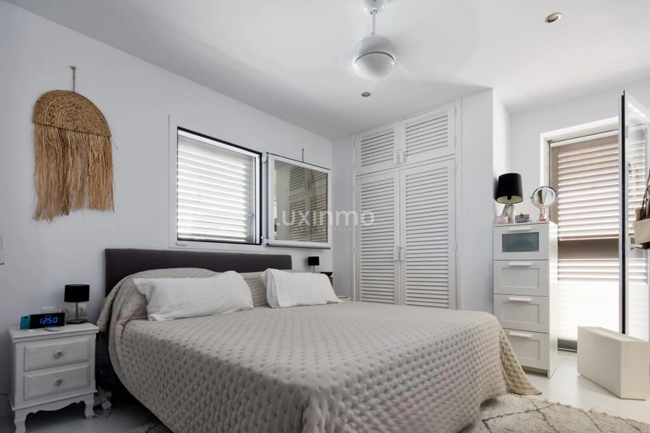 Penthouse exclusif en bord de mer avec vue sur la mer et le coucher de soleil à Cala Tarida — photo 22