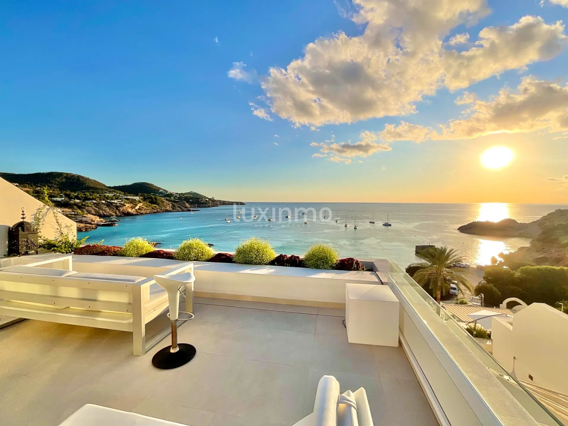 Penthouse exclusif en bord de mer avec vue sur la mer et le coucher de soleil à Cala Tarida