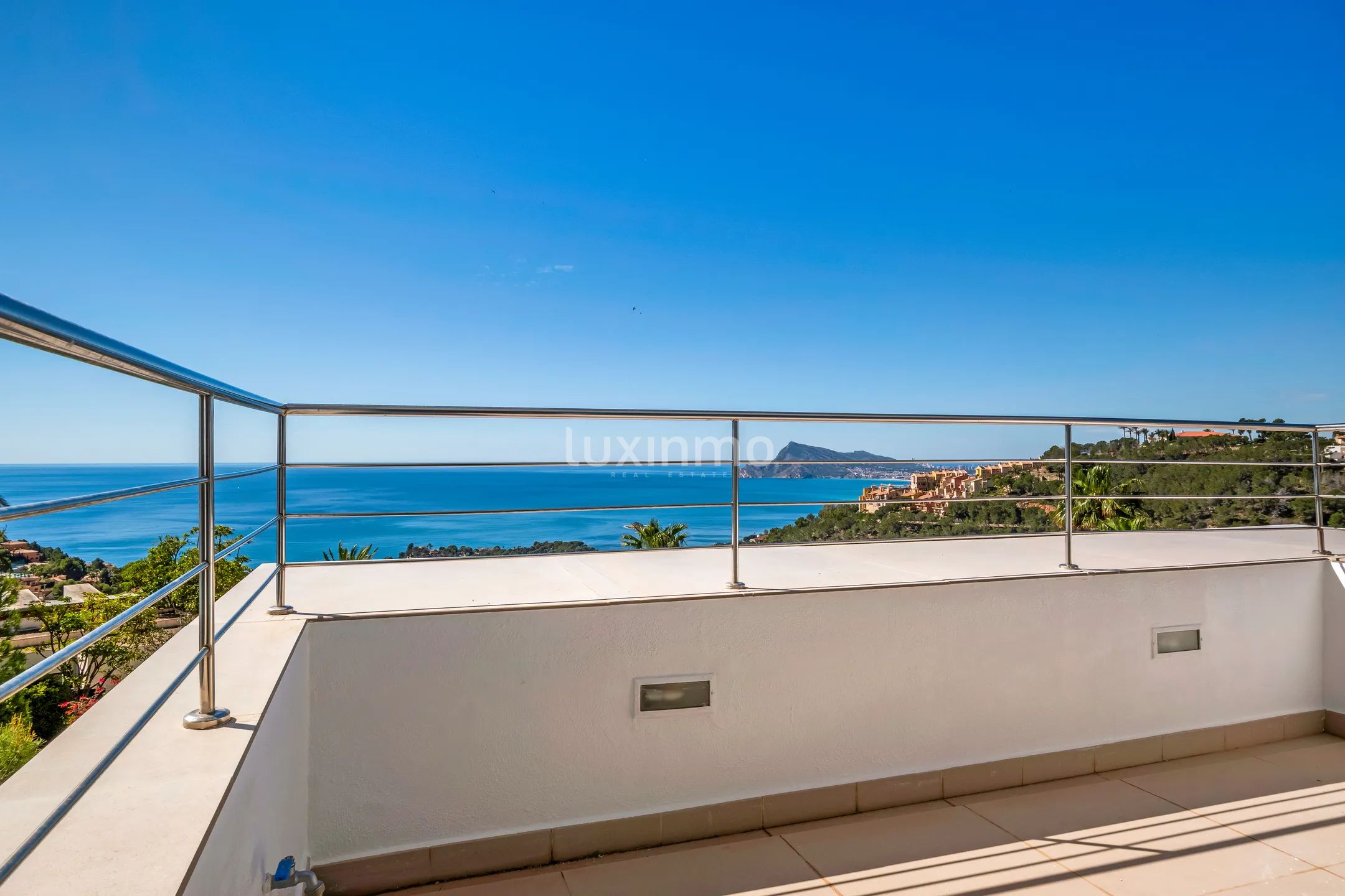 Moderno chalet pareado con piscina y vistas al mar en Altea Hills — photo 17