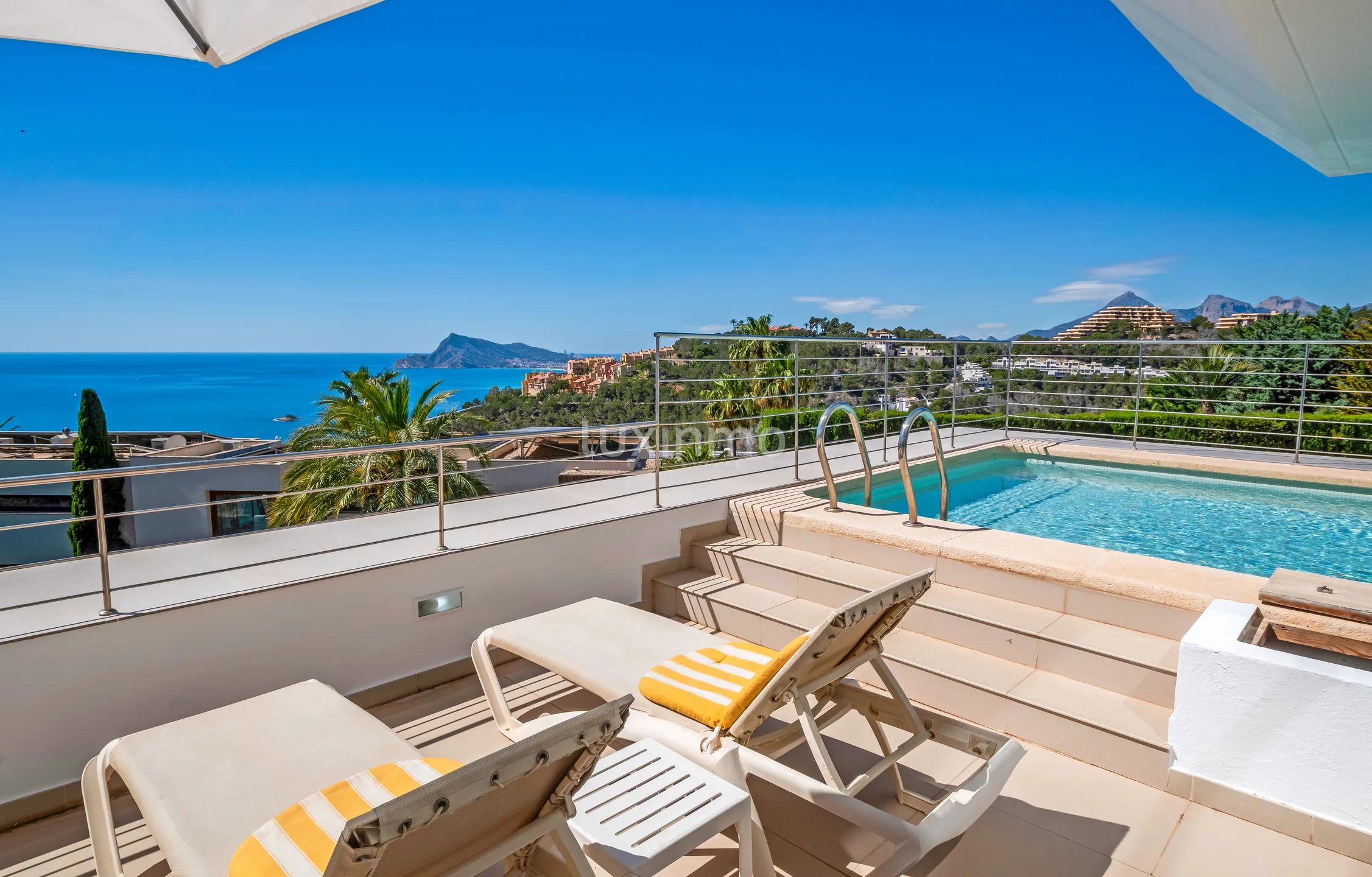 Moderno chalet pareado con piscina y vistas al mar en Altea Hills