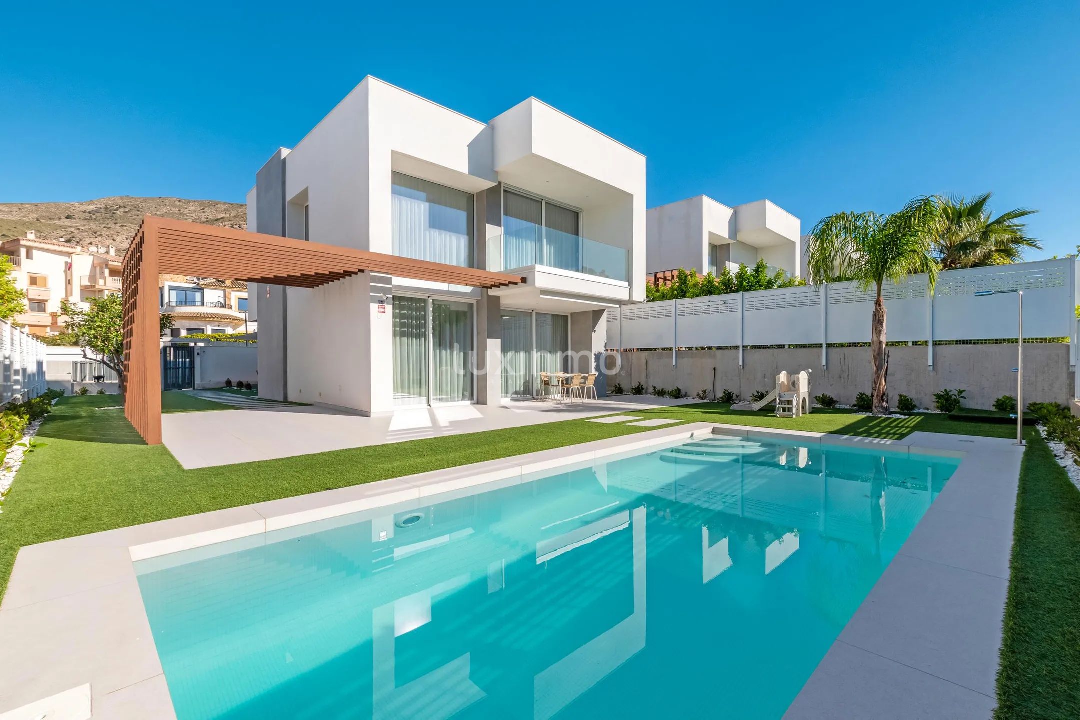 Villa moderna de 3 dormitorios con piscina en Sierra Cortina