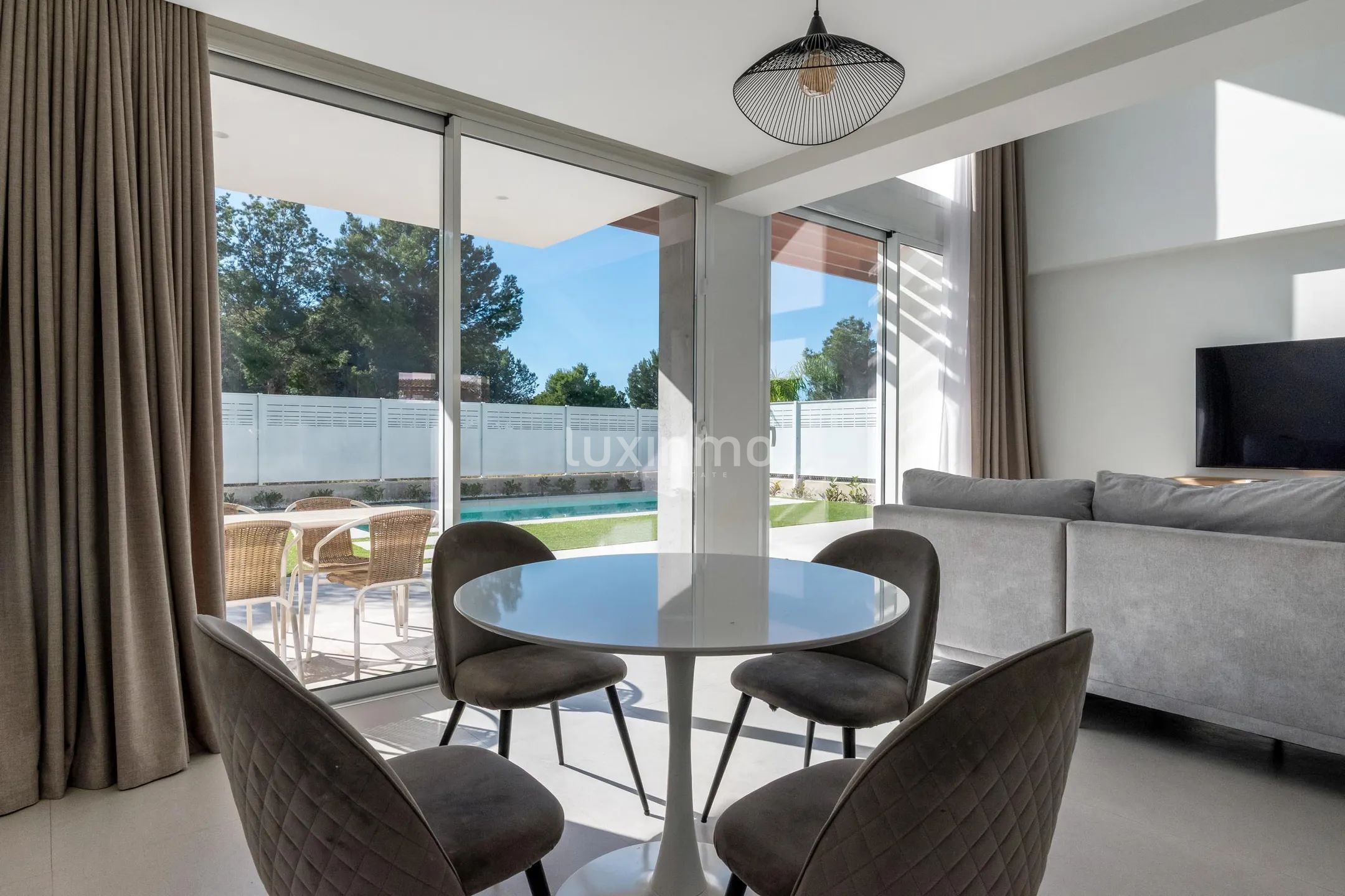 Nowoczesna willa z 3 sypialniami i basenem w Sierra Cortina — photo 15