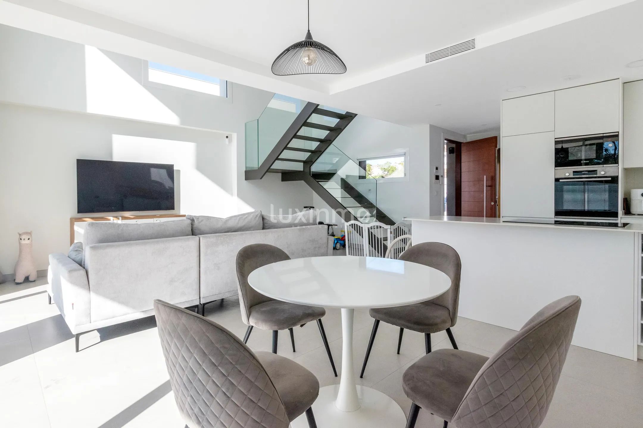 Nowoczesna willa z 3 sypialniami i basenem w Sierra Cortina — photo 9