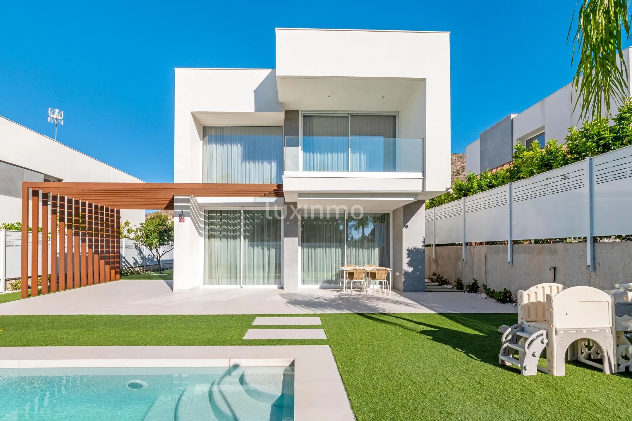 Villa moderna de 3 dormitorios con piscina en Sierra Cortina