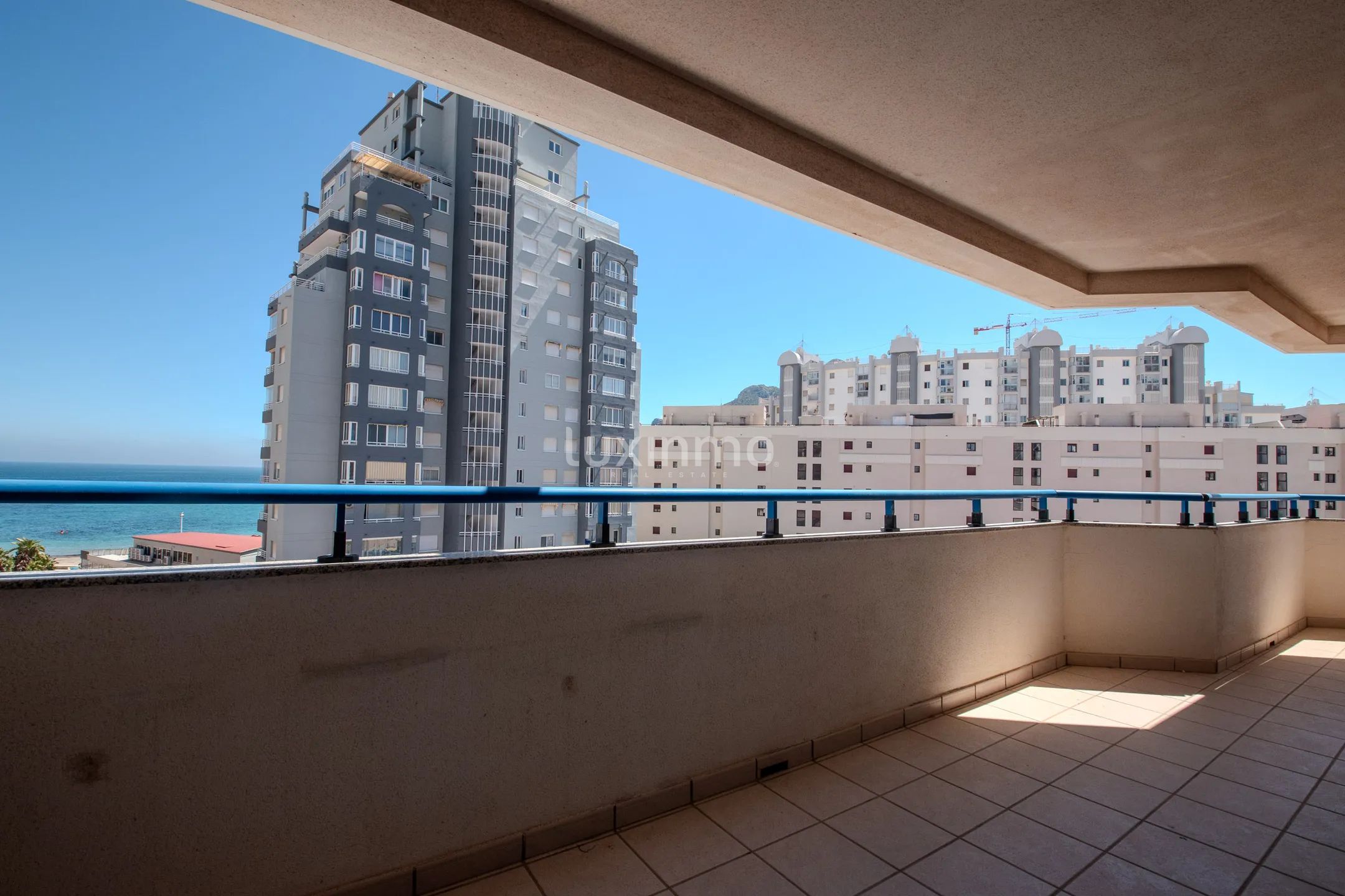 Ljus medelhavslägenhet med havsutsikt i centrala Calpe