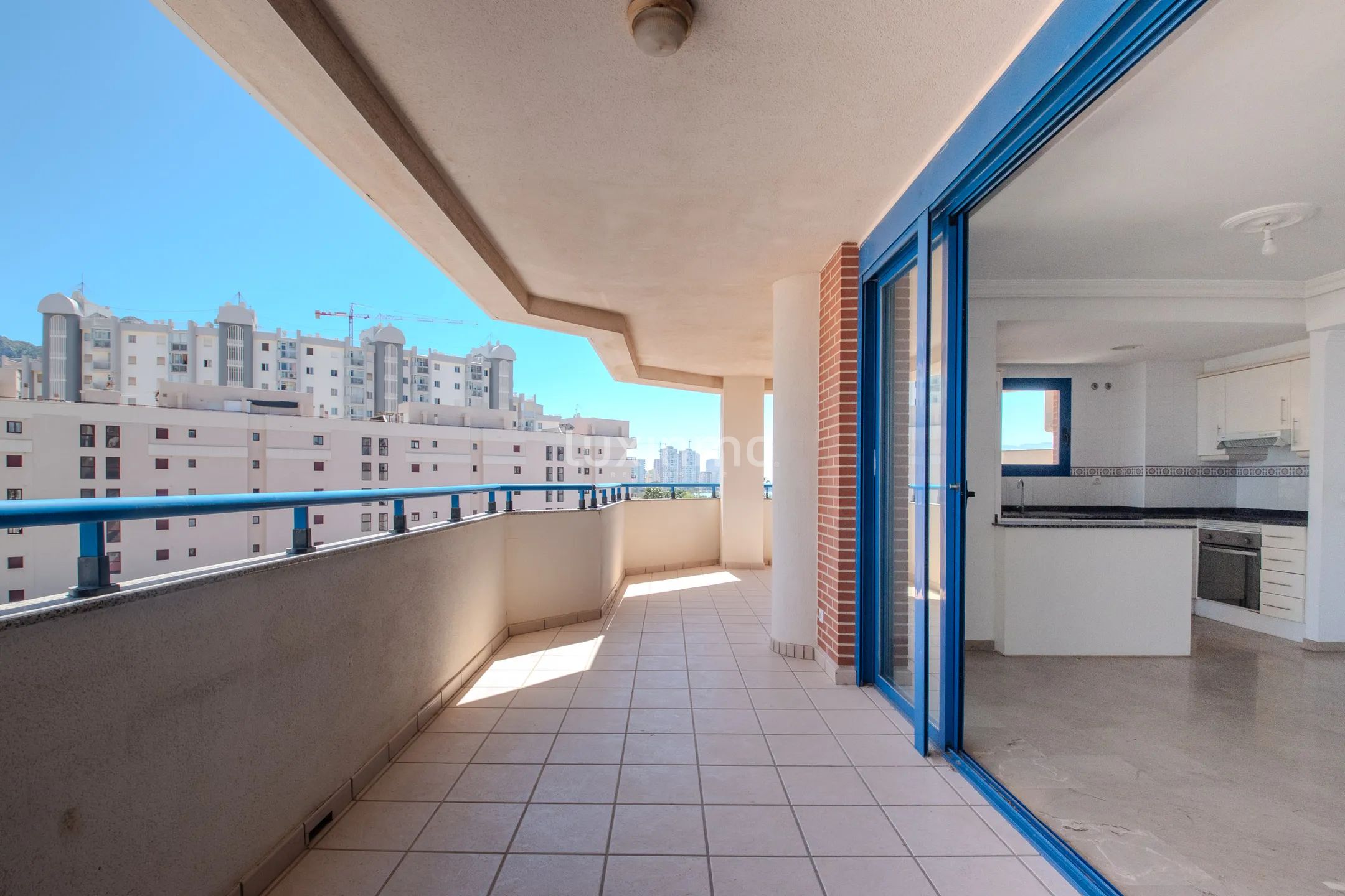 Bright mediterranean flat with sea views in centre Calpe — photo 3