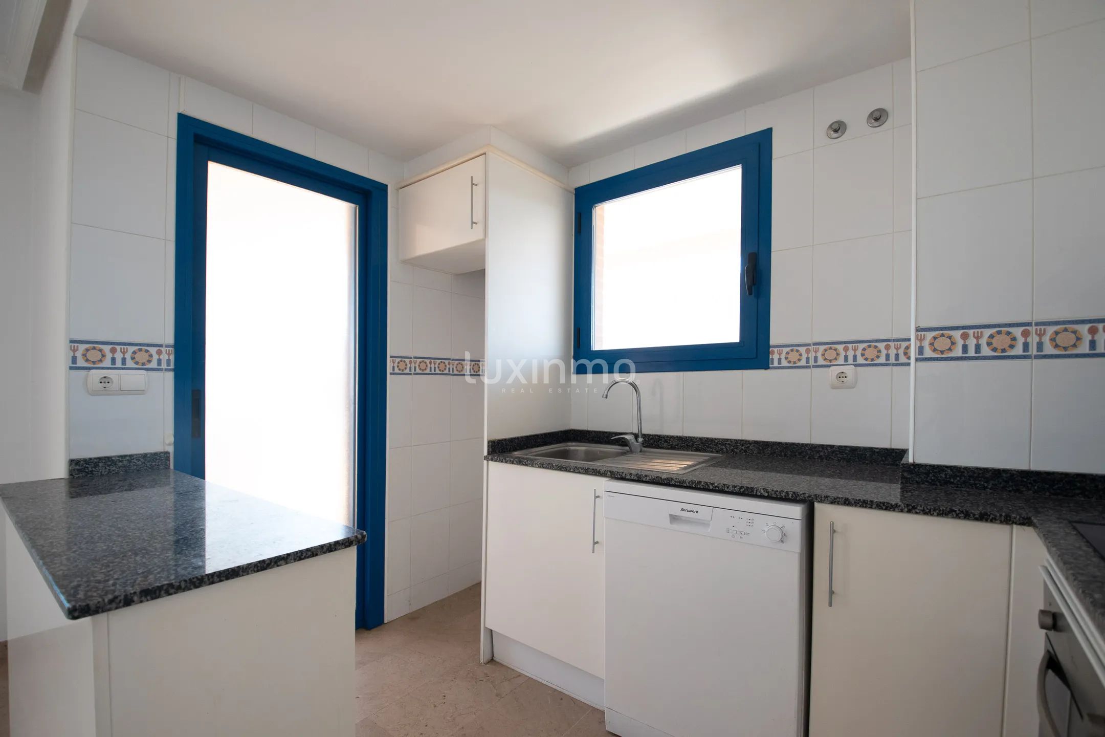 Luminoso piso mediterráneo con vistas al mar en el centro de Calpe — photo 12