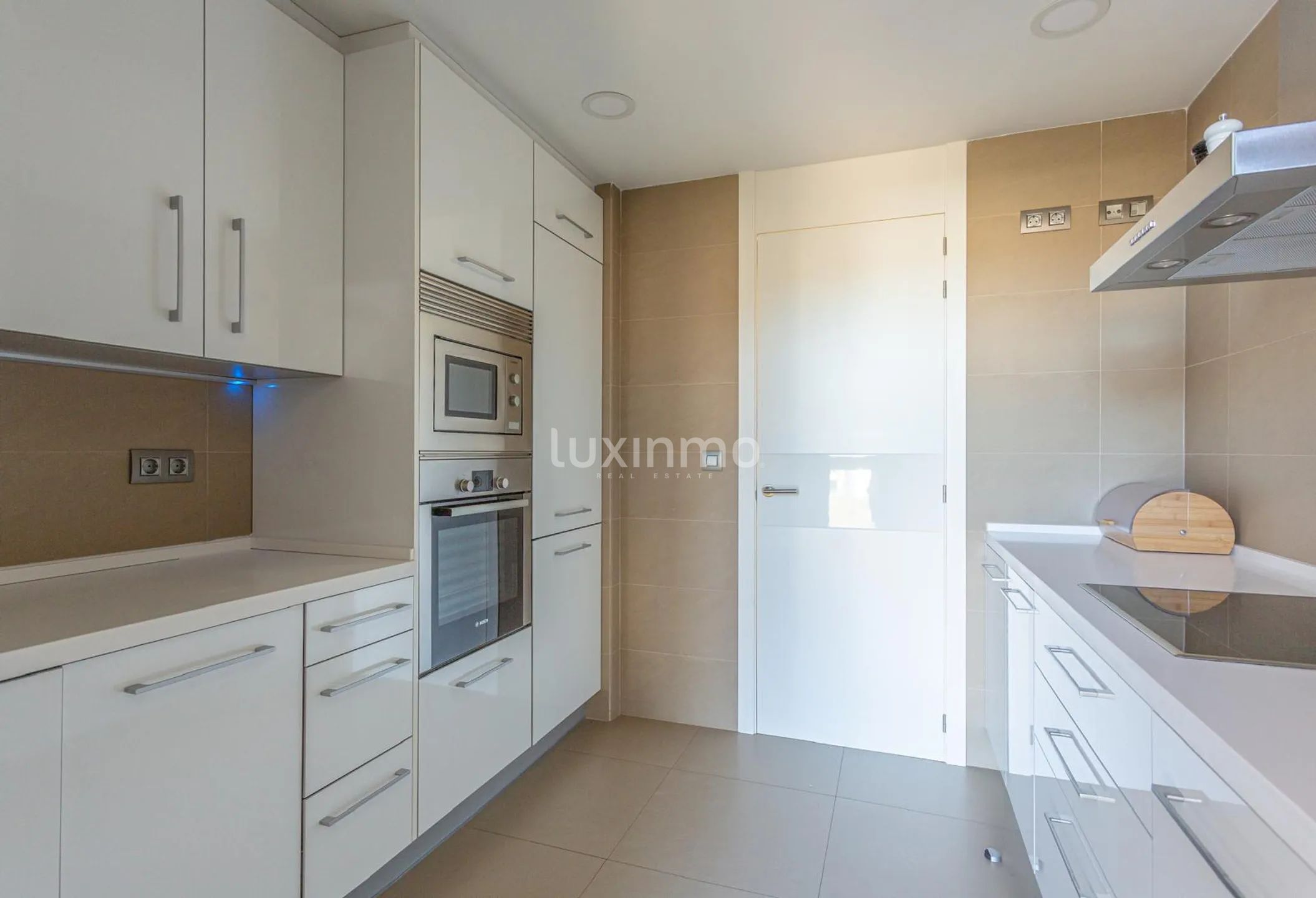 luxury sea view apartment in playa de poniente — photo 12