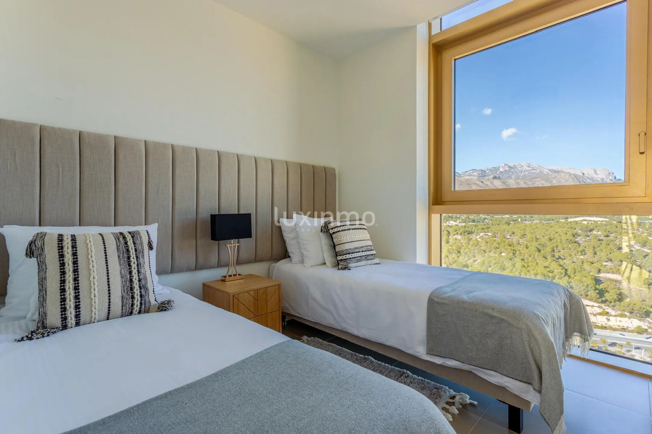 apartamento de lujo con vistas al mar en playa de poniente — photo 9