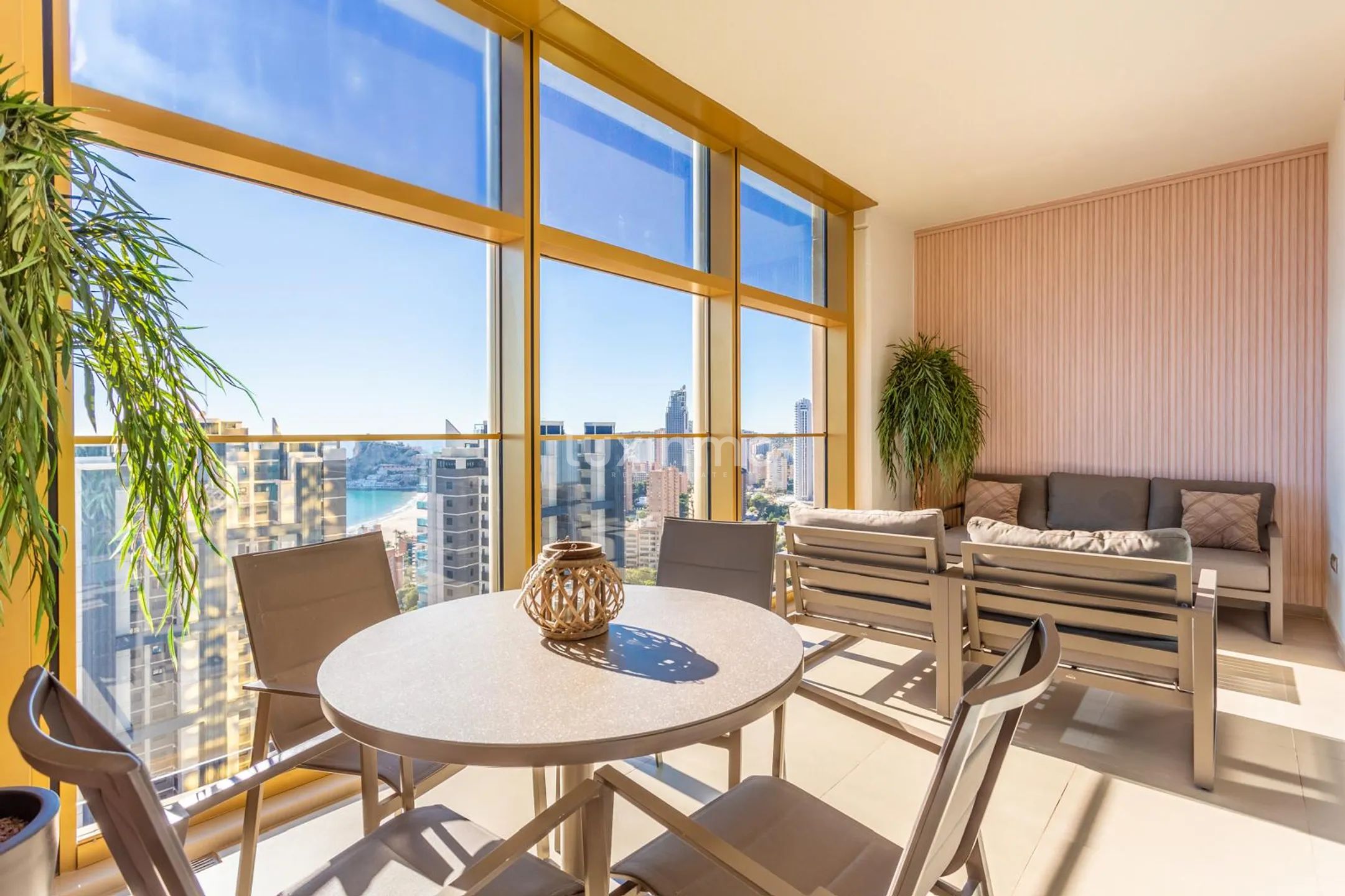 apartamento de lujo con vistas al mar en playa de poniente