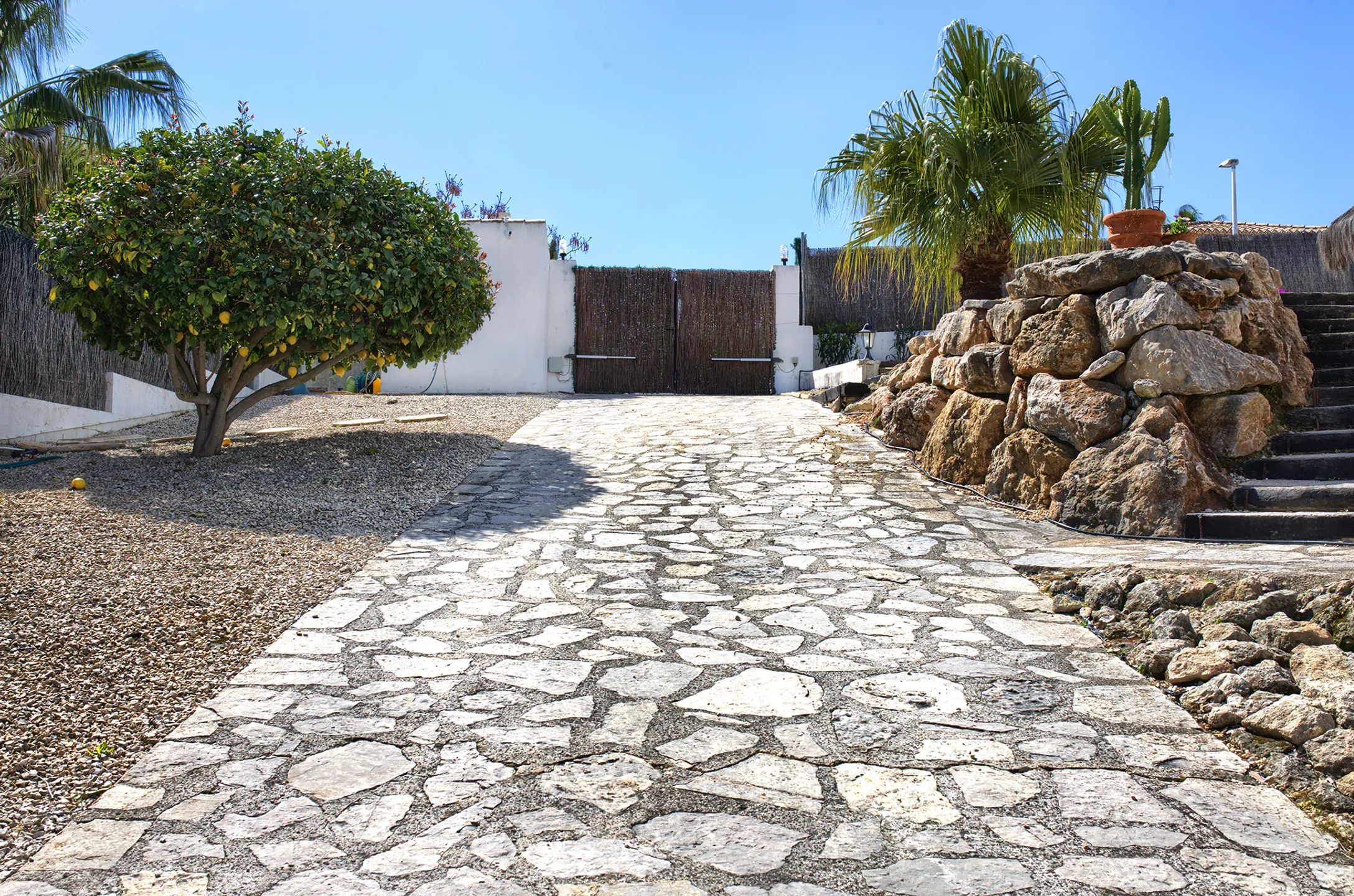 Mediterranean villa with guest house and pool in Javea — photo 25