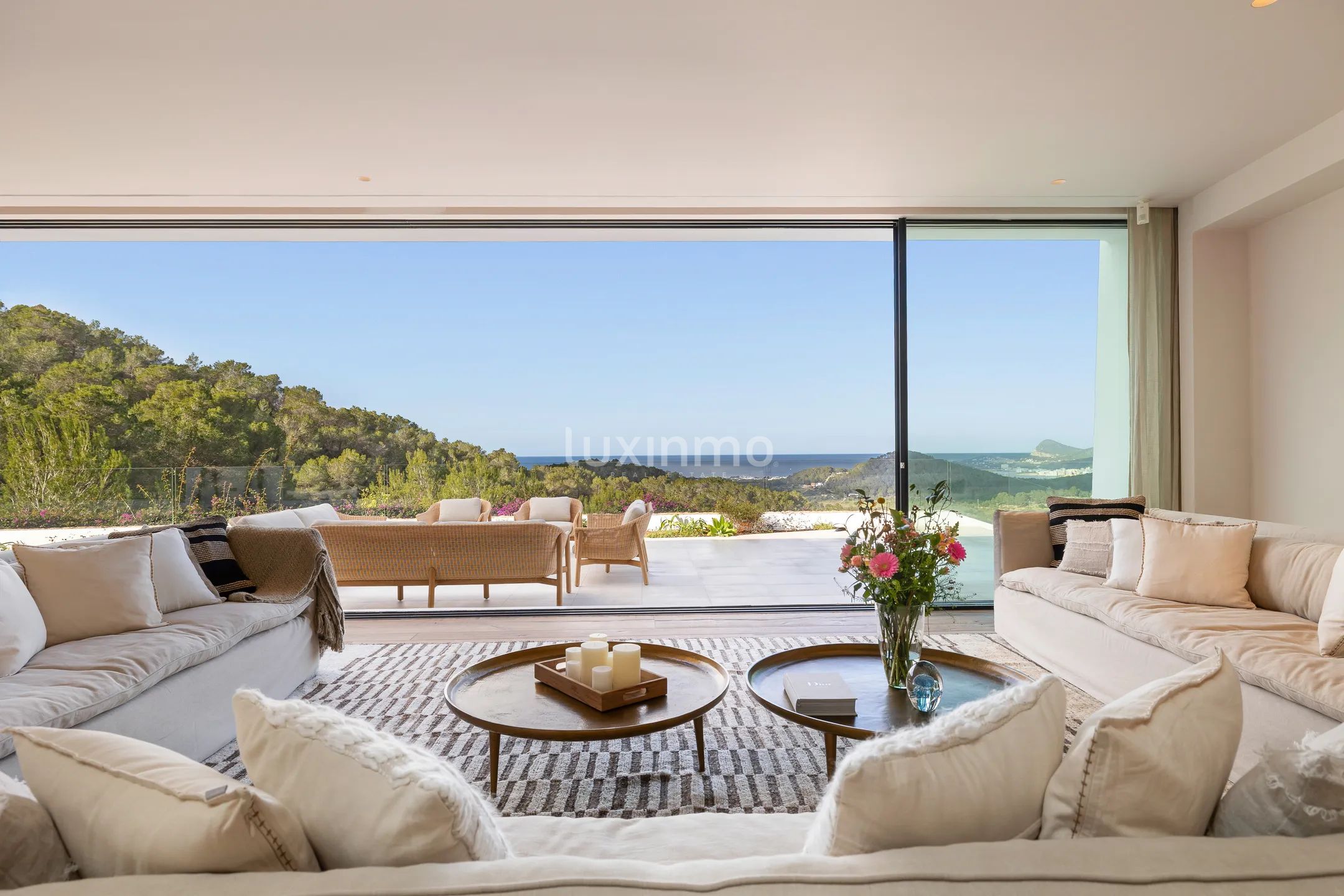 Who Loves the Sun - Contemporary ibizan elegance in a private natural setting — photo 7