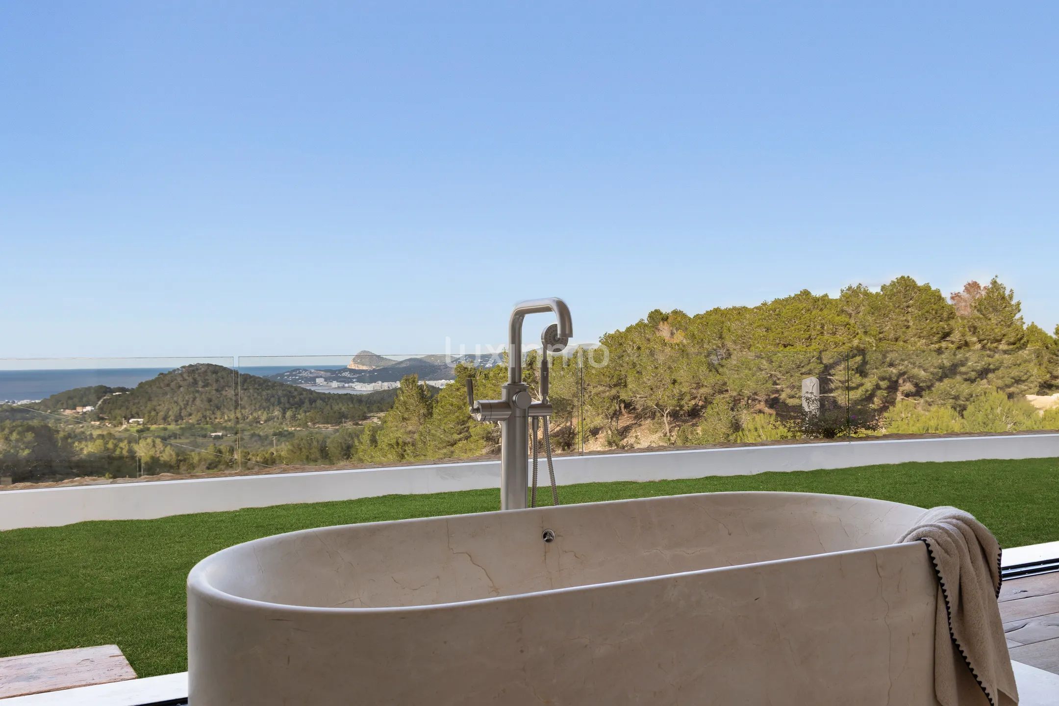 Who Loves the Sun - Contemporary ibizan elegance in a private natural setting — photo 14