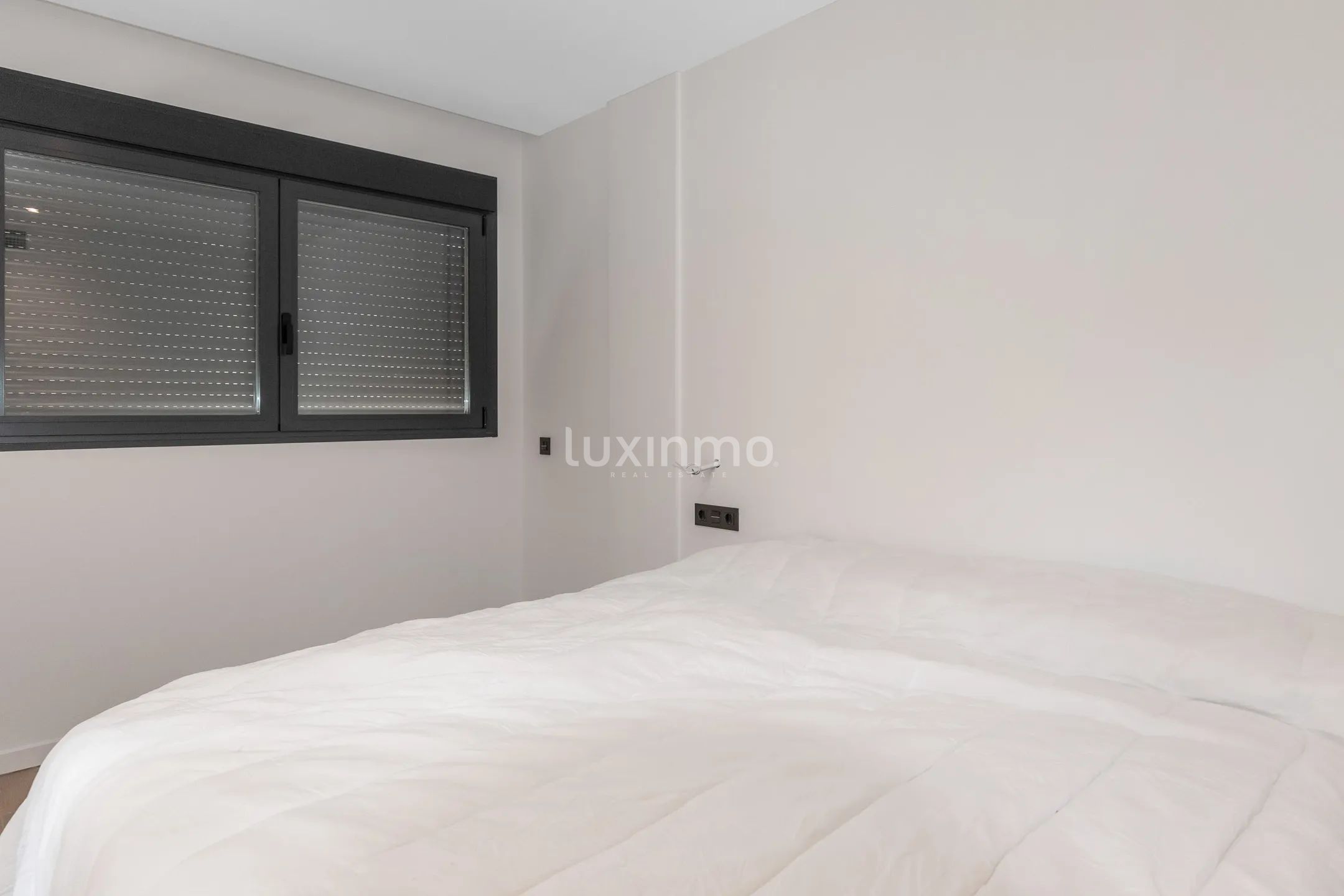 Morden first line apartment in Villajoyosa with sea views — photo 10