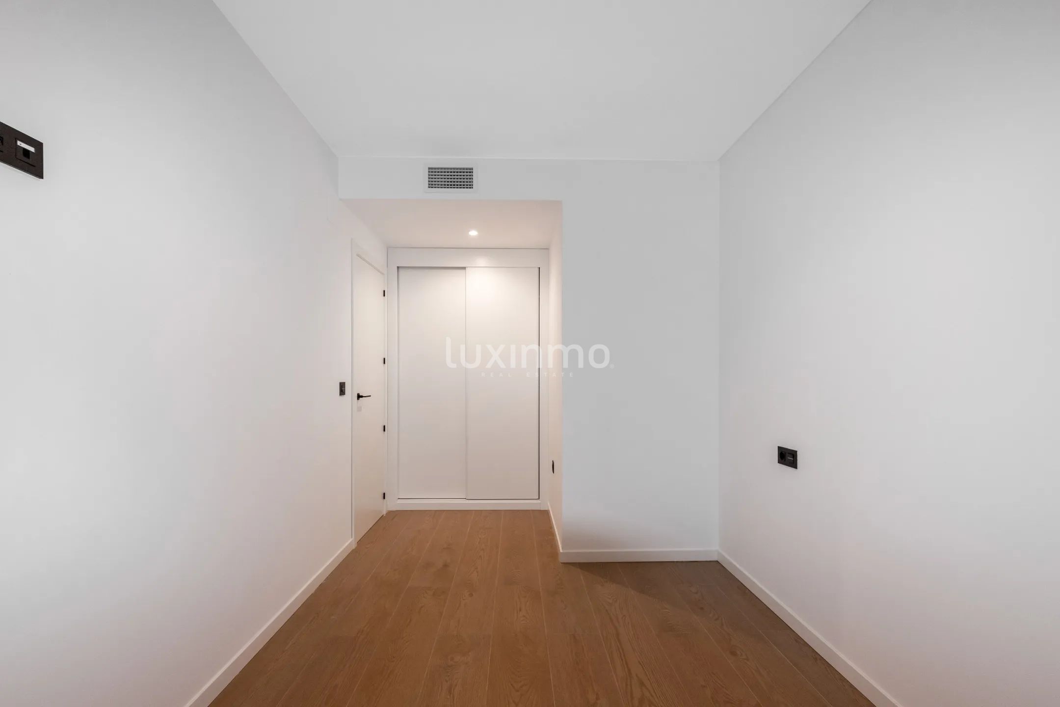 Morden first line apartment in Villajoyosa with sea views — photo 17