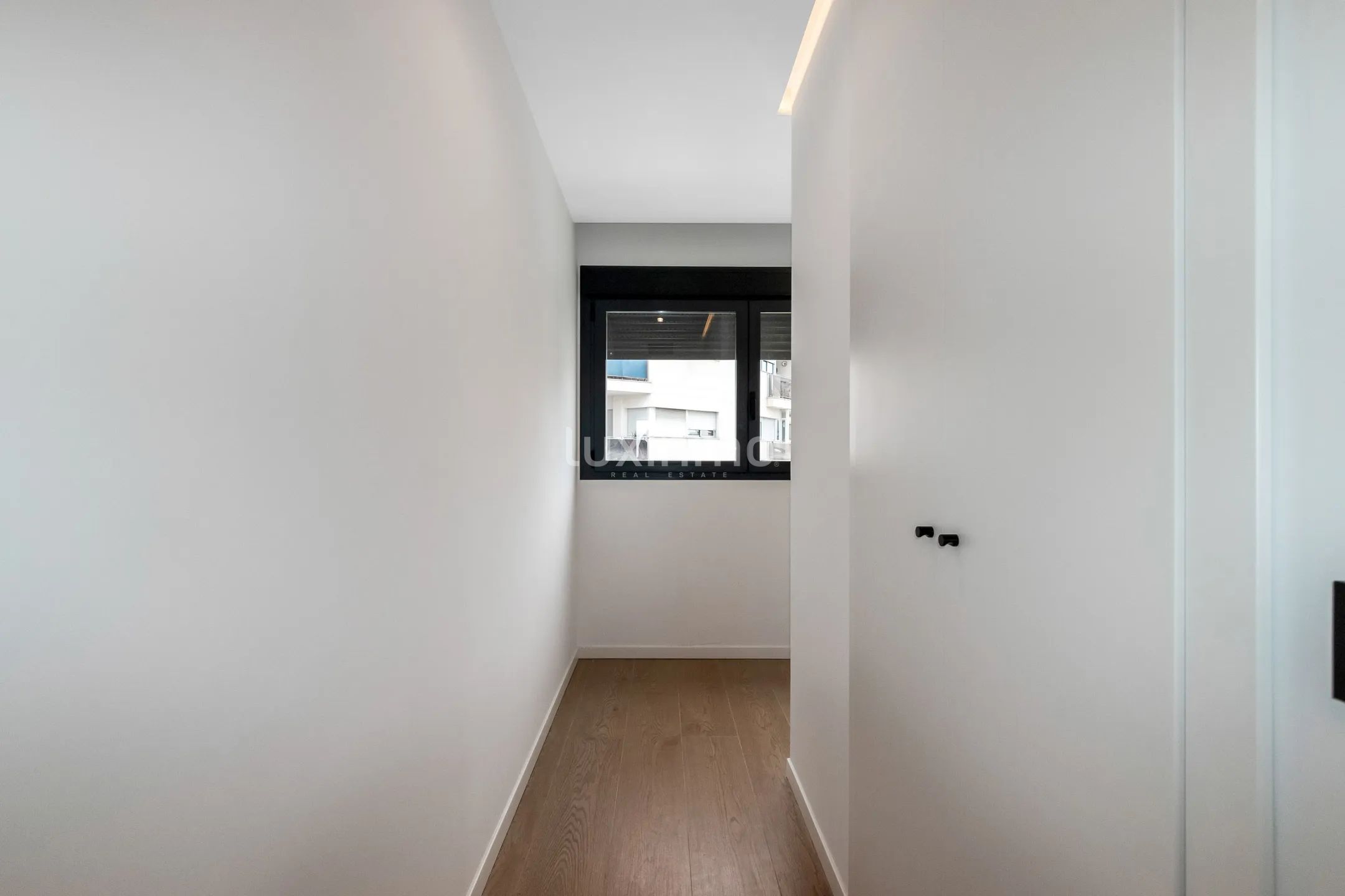 Morden first line apartment in Villajoyosa with sea views — photo 13