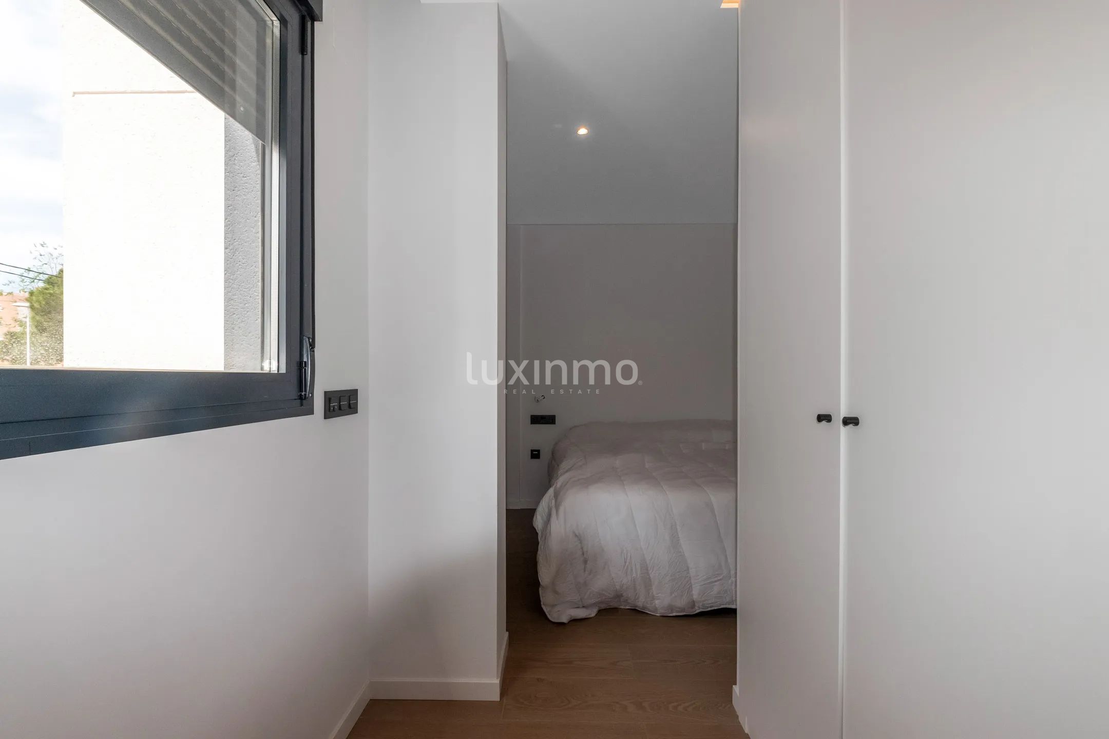 Morden first line apartment in Villajoyosa with sea views — photo 12