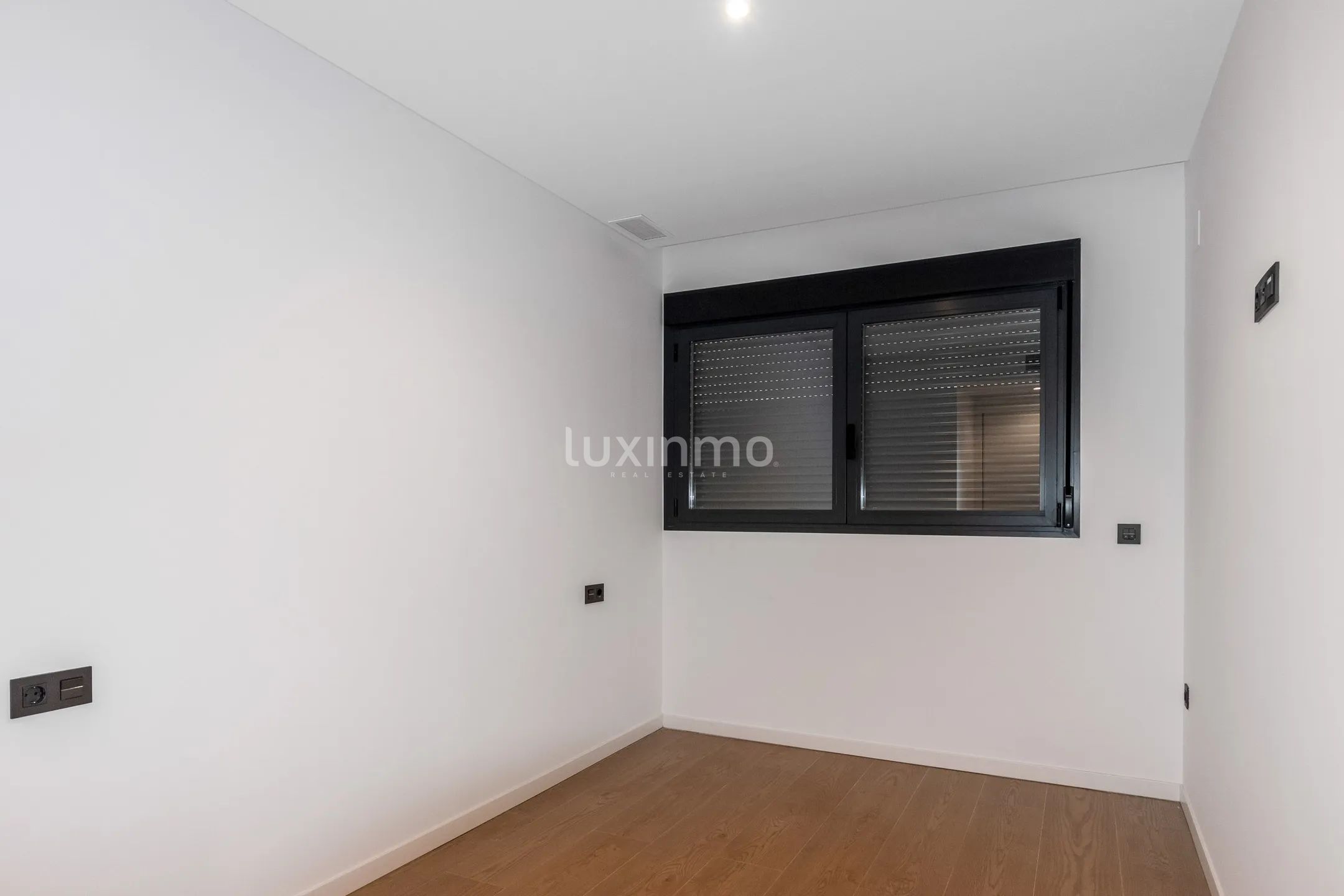 Morden first line apartment in Villajoyosa with sea views — photo 16