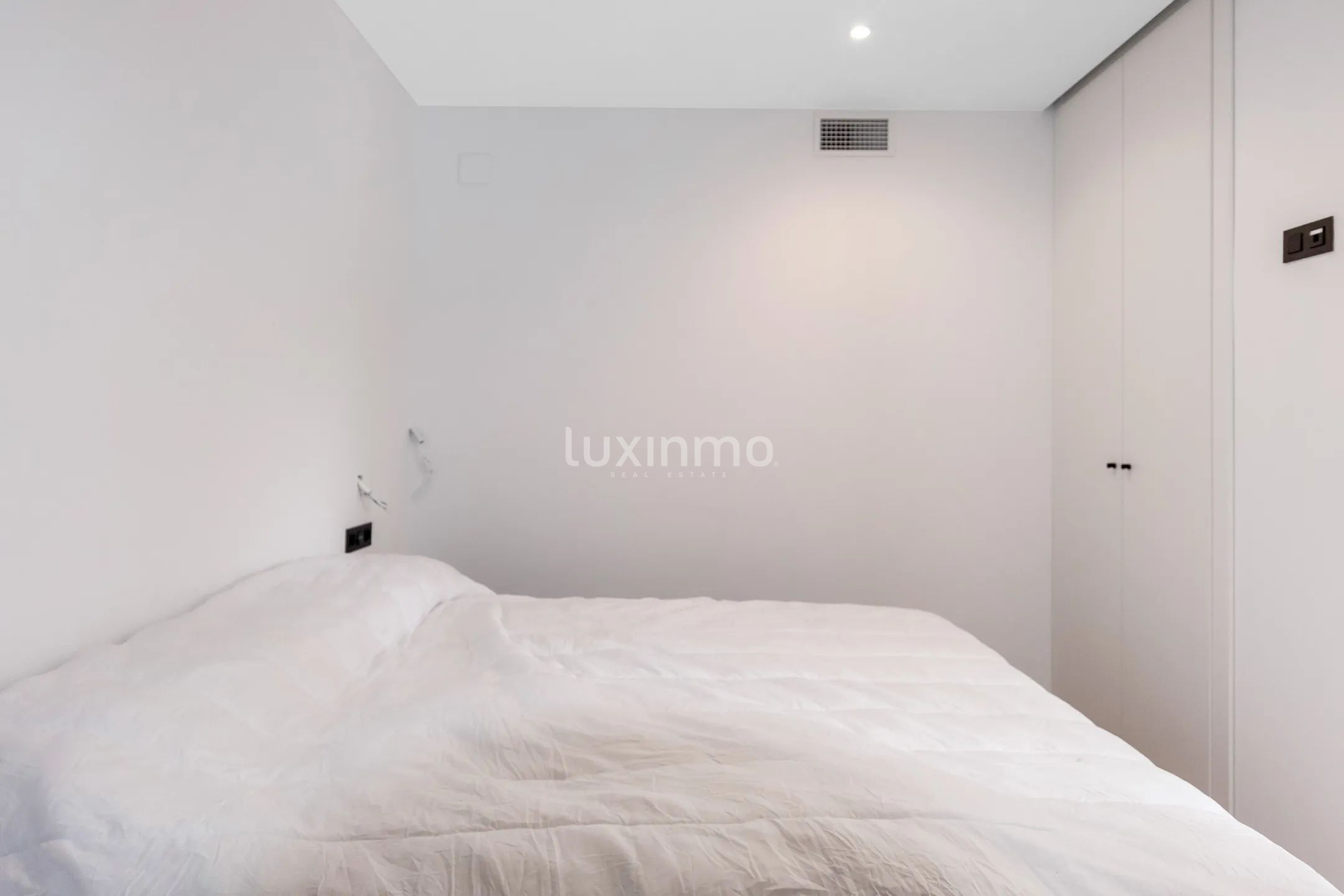 Morden first line apartment in Villajoyosa with sea views — photo 11