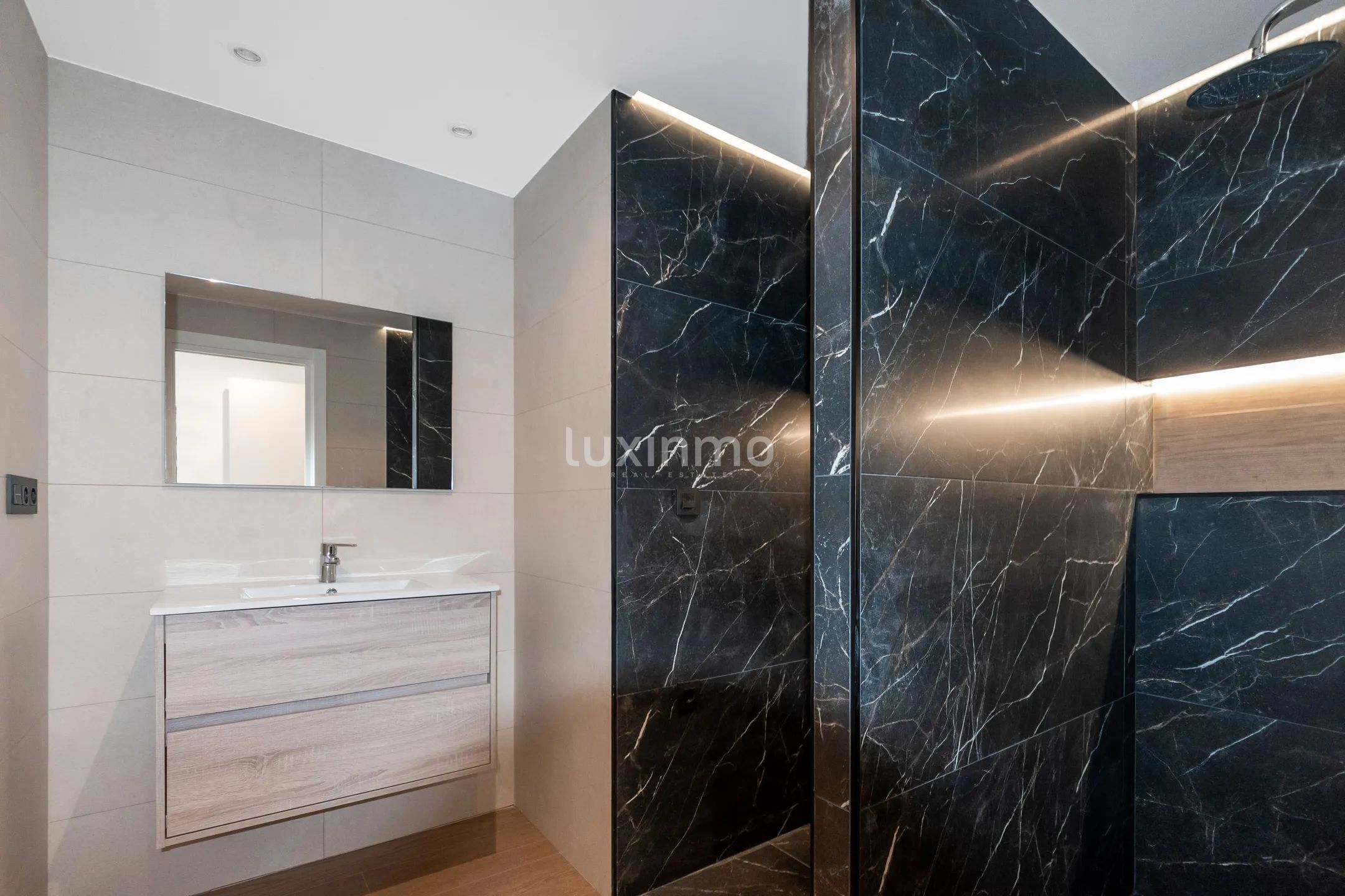 Morden first line apartment in Villajoyosa with sea views — photo 14