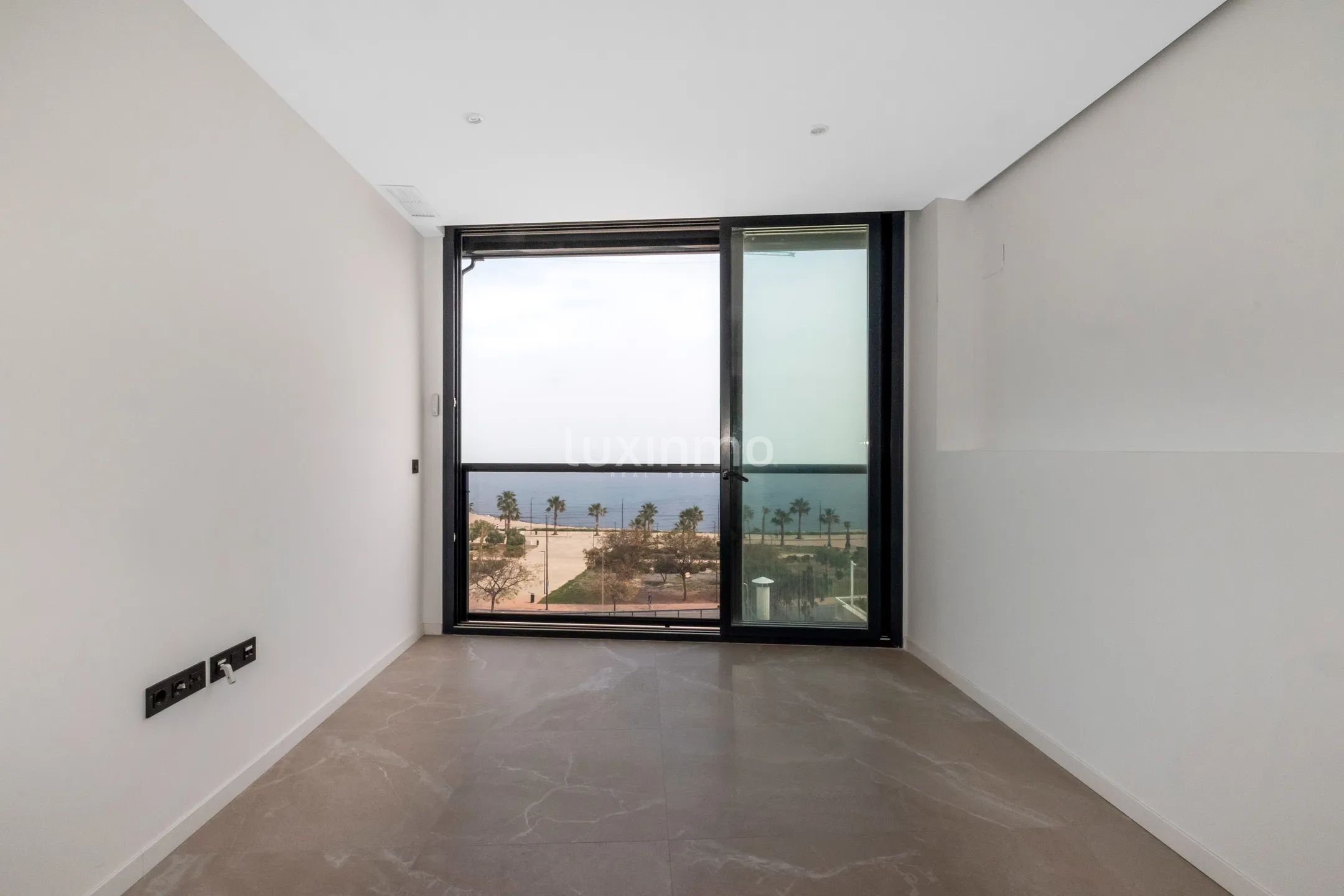 Morden first line apartment in Villajoyosa with sea views — photo 4