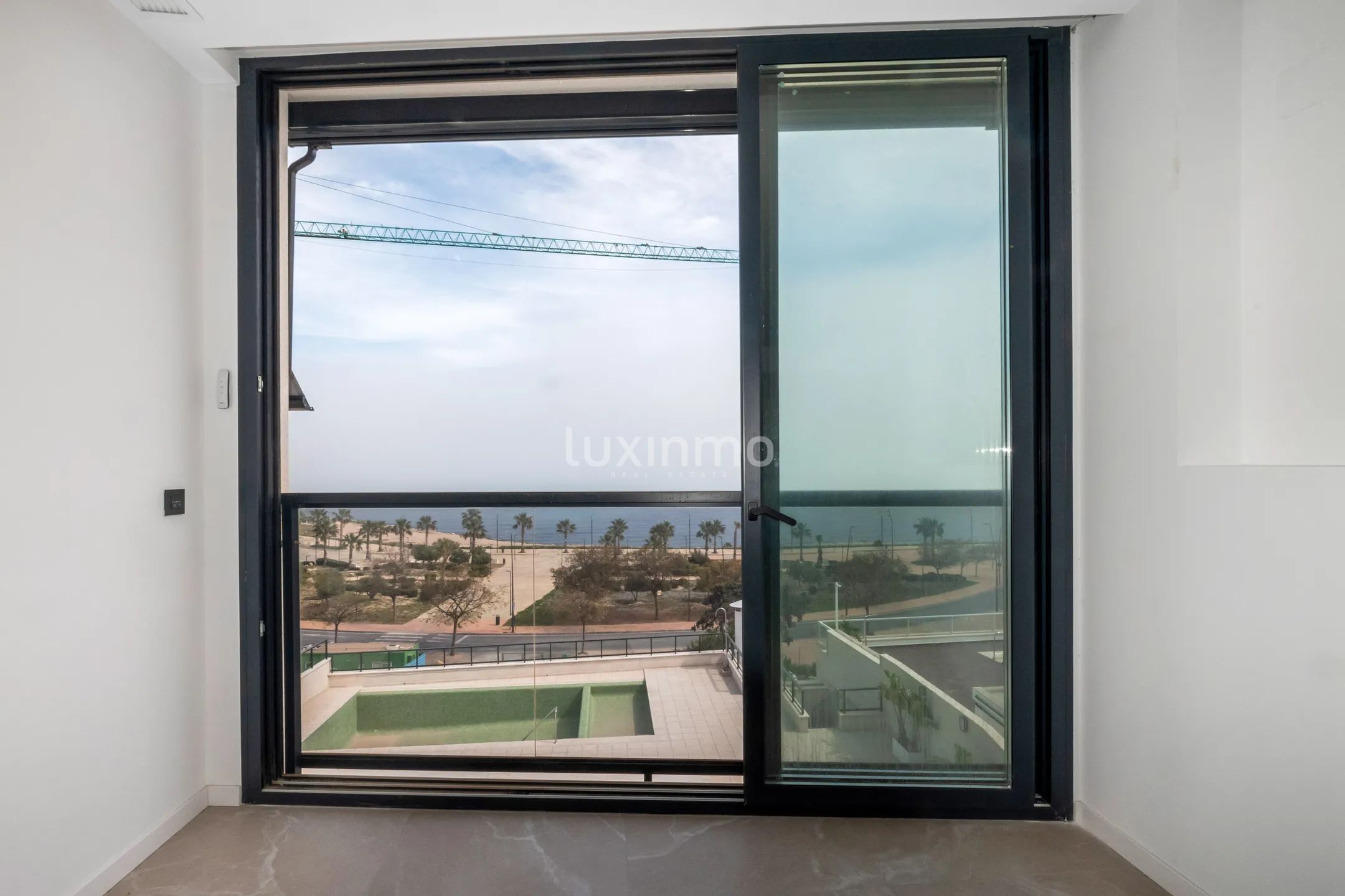 Morden eerste lijn appartement in Villajoyosa met uitzicht op zee