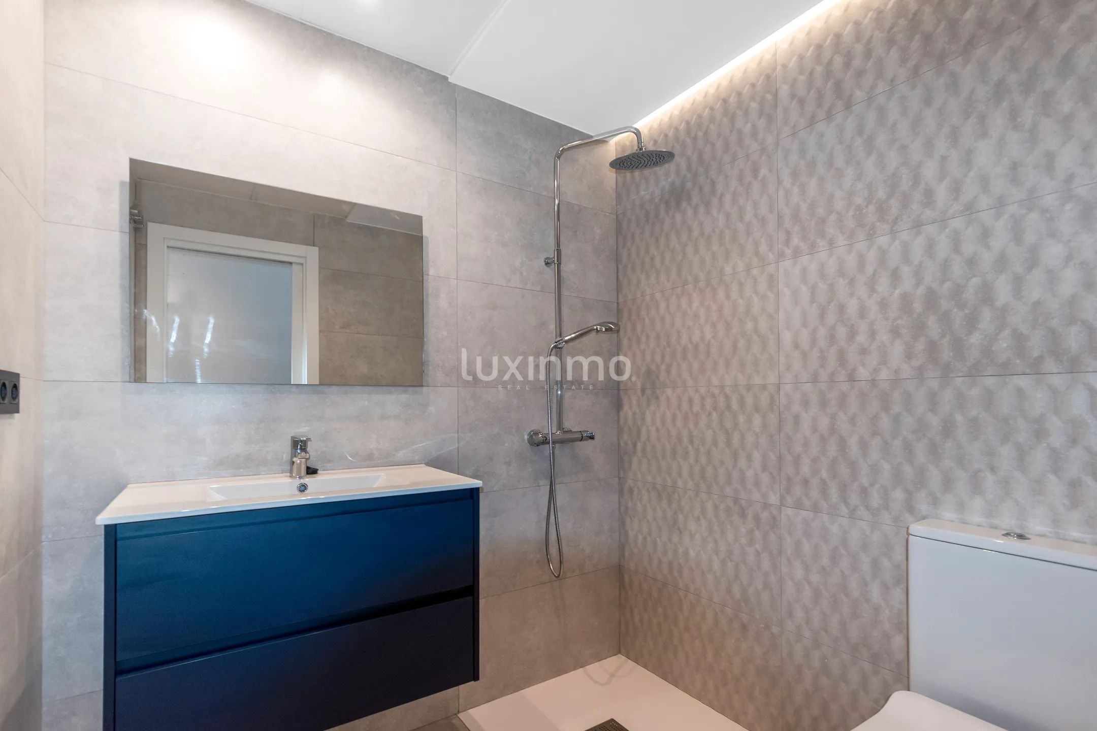Morden first line apartment in Villajoyosa with sea views — photo 18