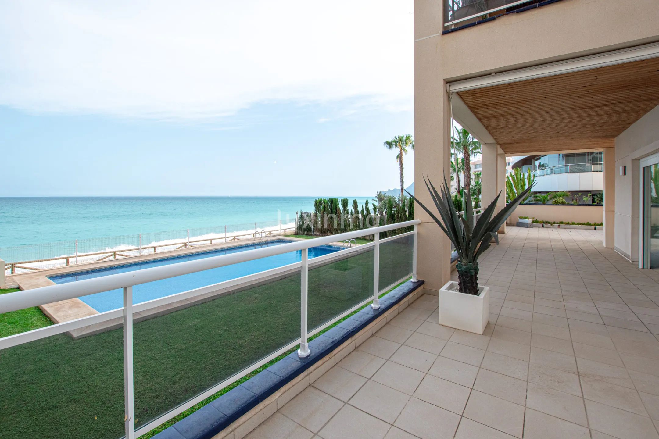 Apartamentos en la costa mediterránea con vistas al mar en Cap Negre