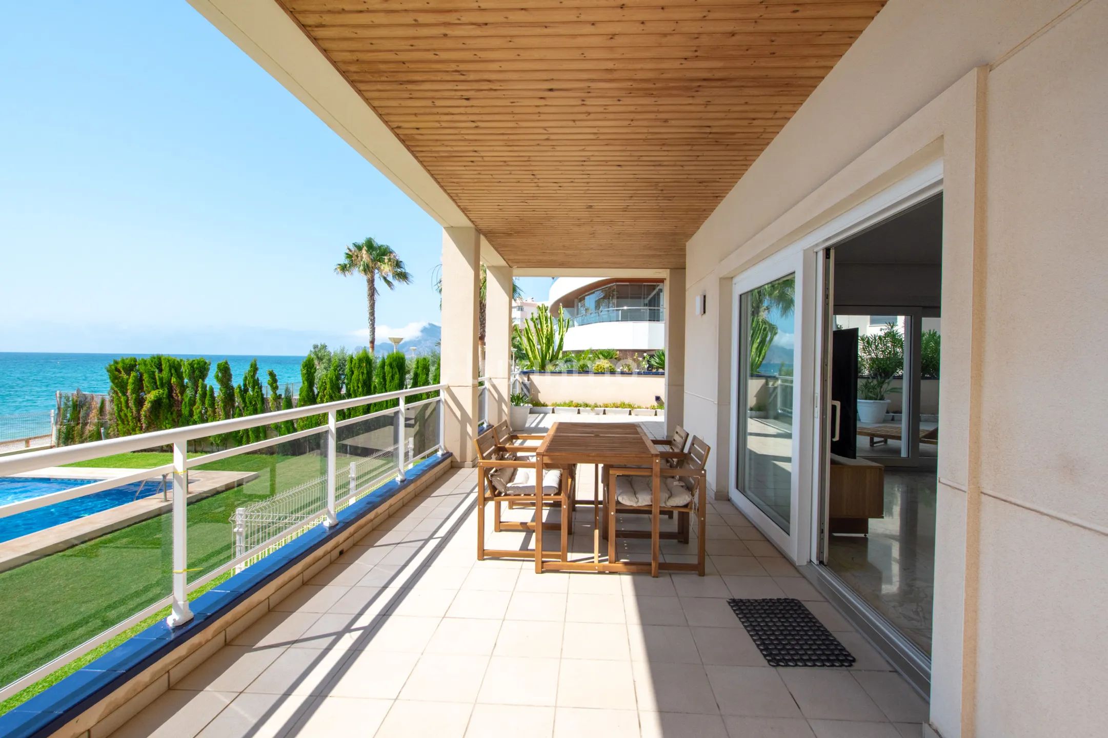 Flats on the Mediterranean coast with sea views in Cap Negre