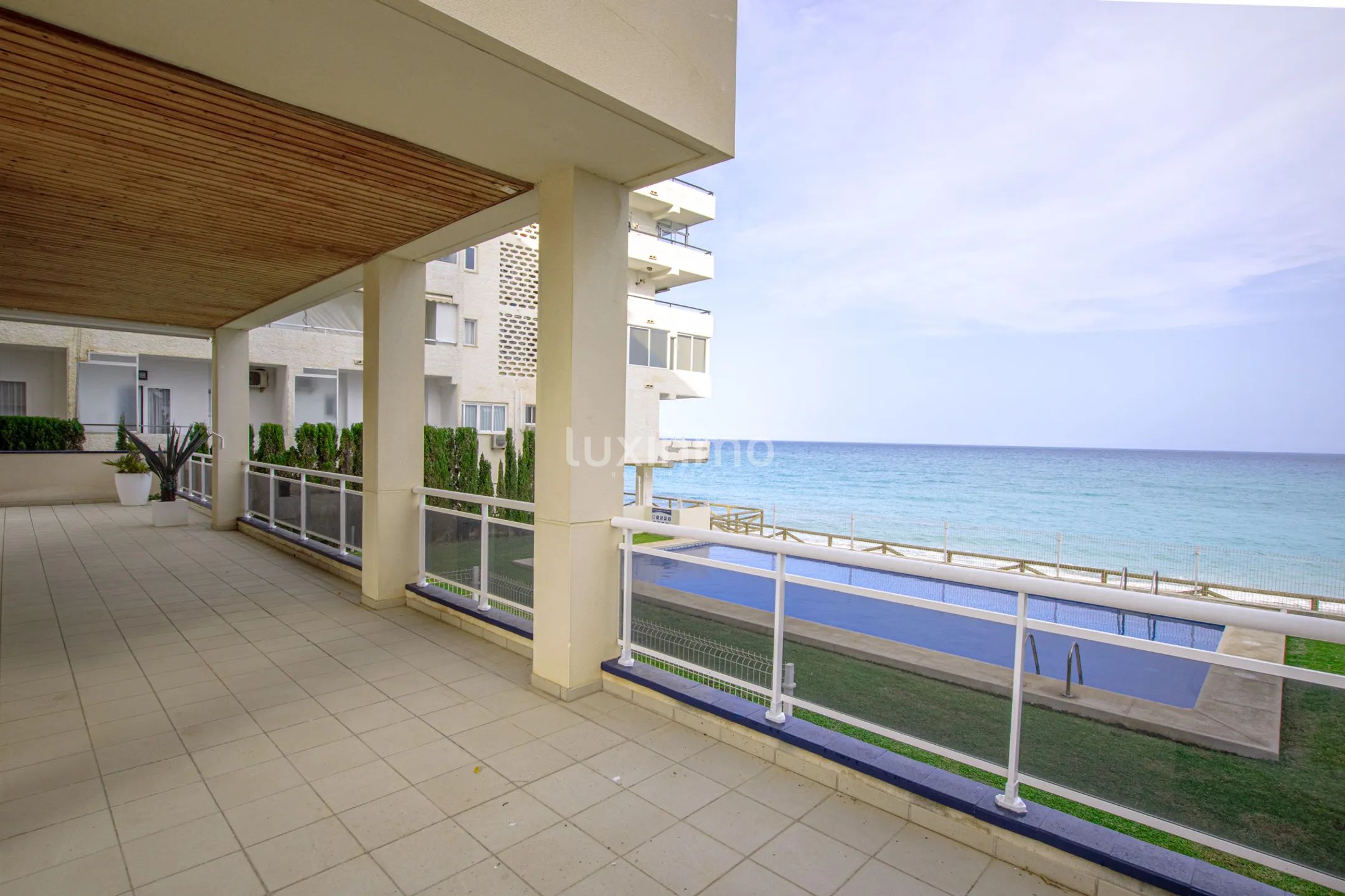 Apartamentos en la costa mediterránea con vistas al mar en Cap Negre