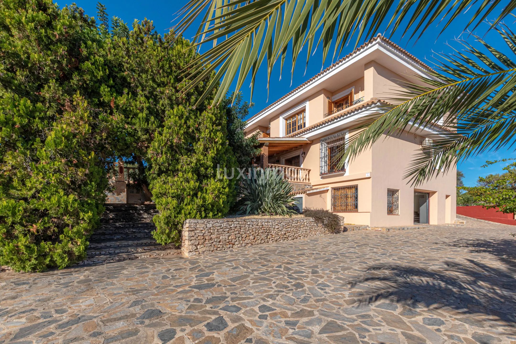 Spacious Mediterranean-style villa with panoramic views and sea views for sale in Calpe — photo 2
