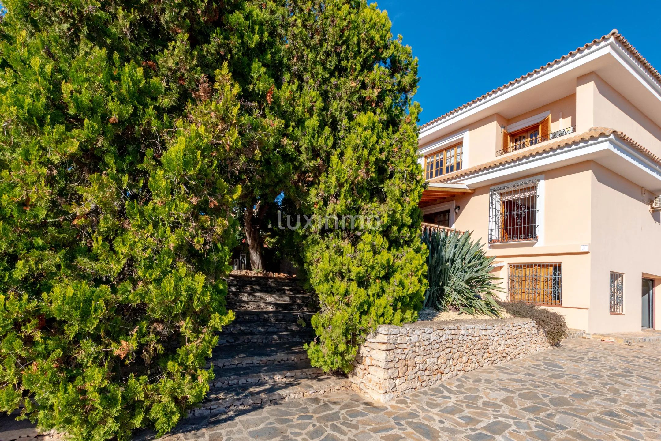 Spacious Mediterranean-style villa with panoramic views and sea views for sale in Calpe — photo 5