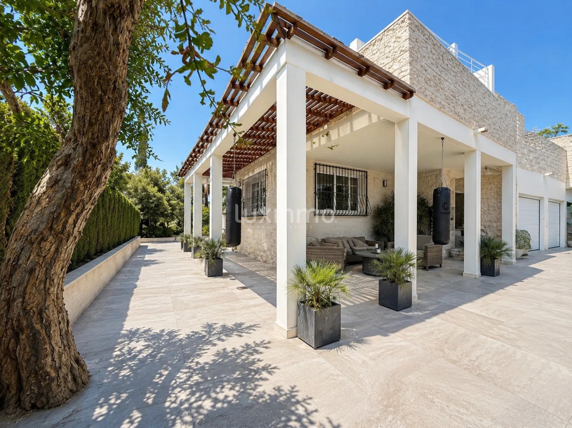 Moderno chalet pareado con piscina privada en La Nucía