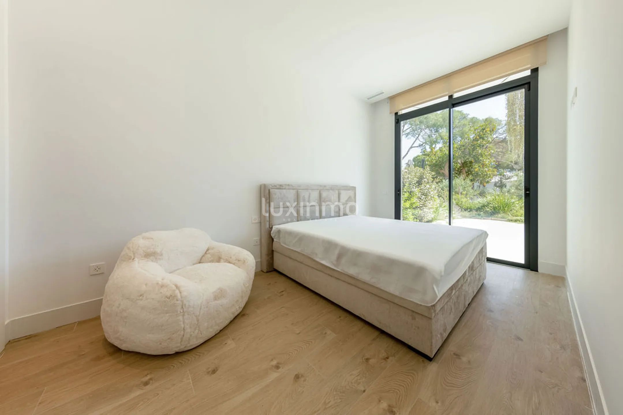 Large 2 bedroom new construction ground floor apartment for sale — photo 12
