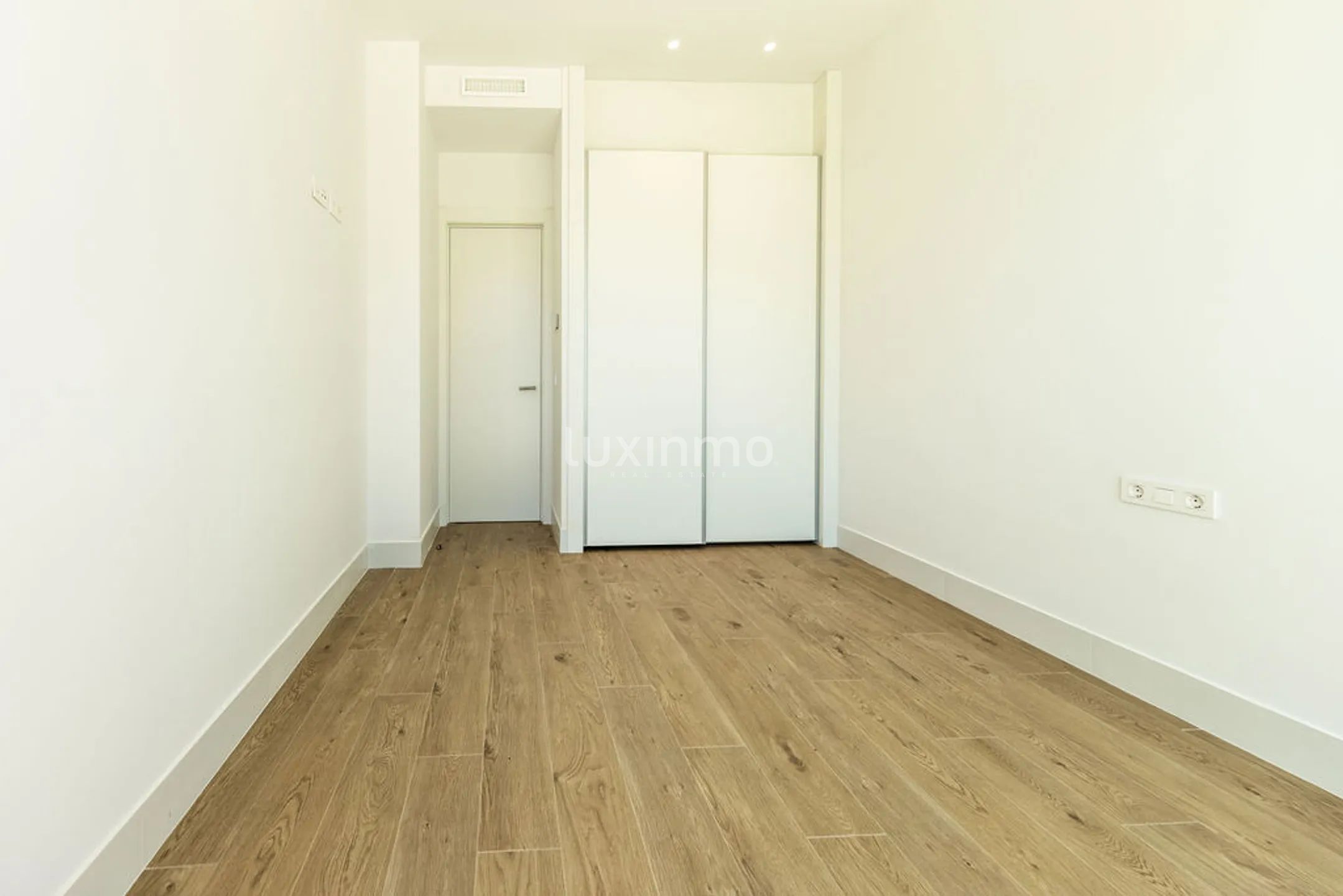 Large 2 bedroom new construction ground floor apartment for sale — photo 10