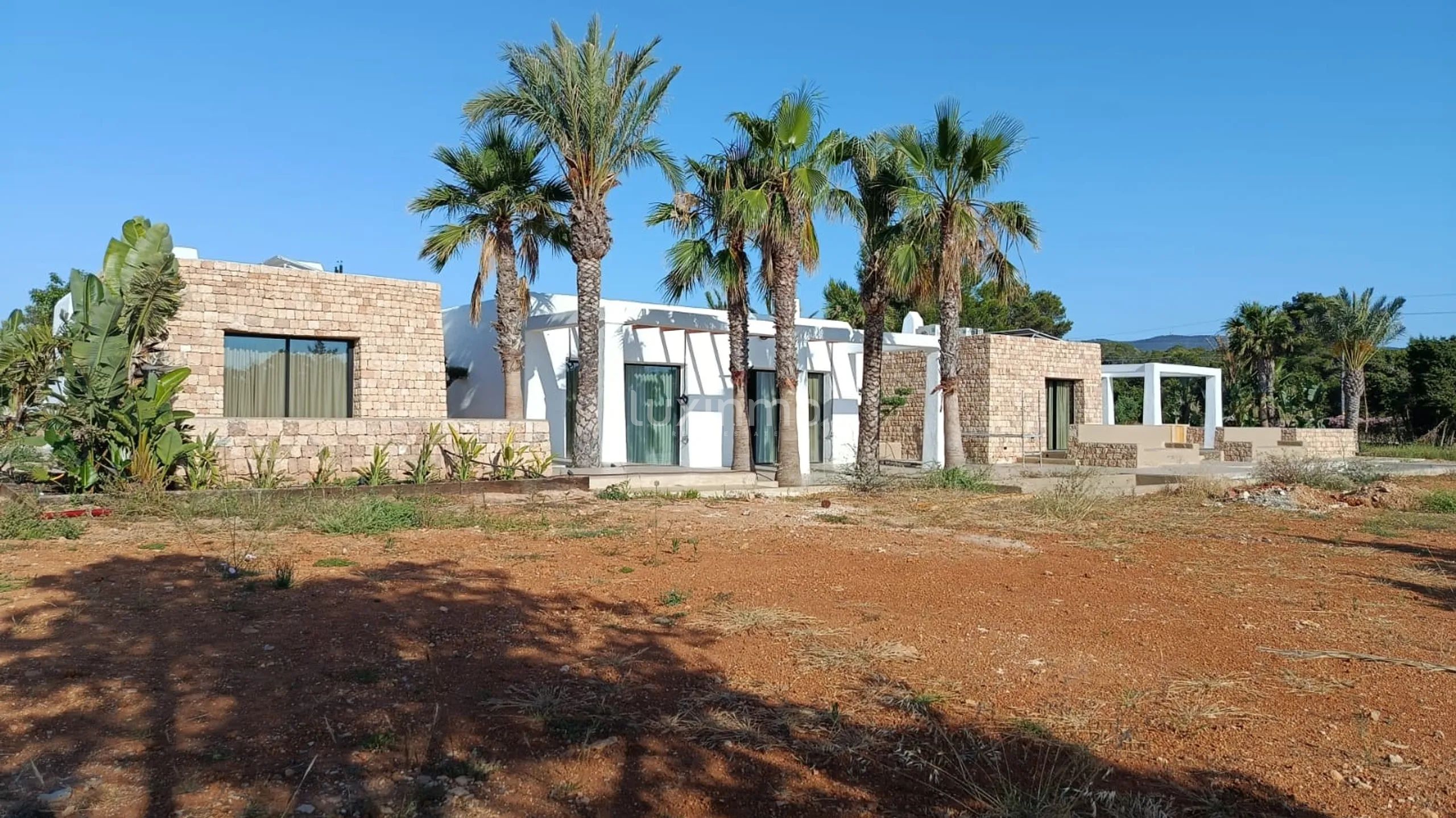 Espléndida villa nueva de estilo ibicenco en Cala Compta con vistas al mar