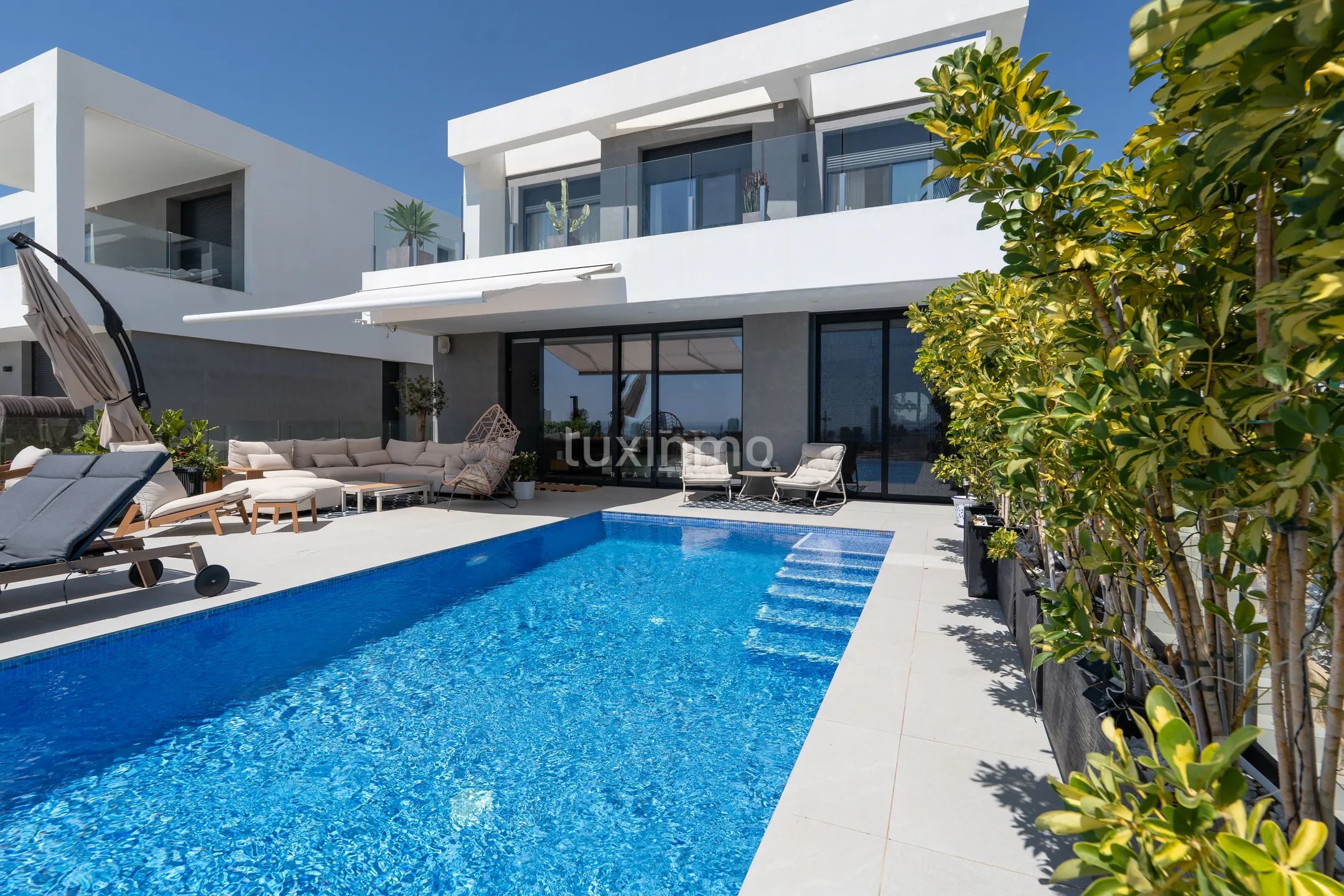 Luxury 4-bedroom villa with pool and panoramic sea-views in Balcón de Finestrat