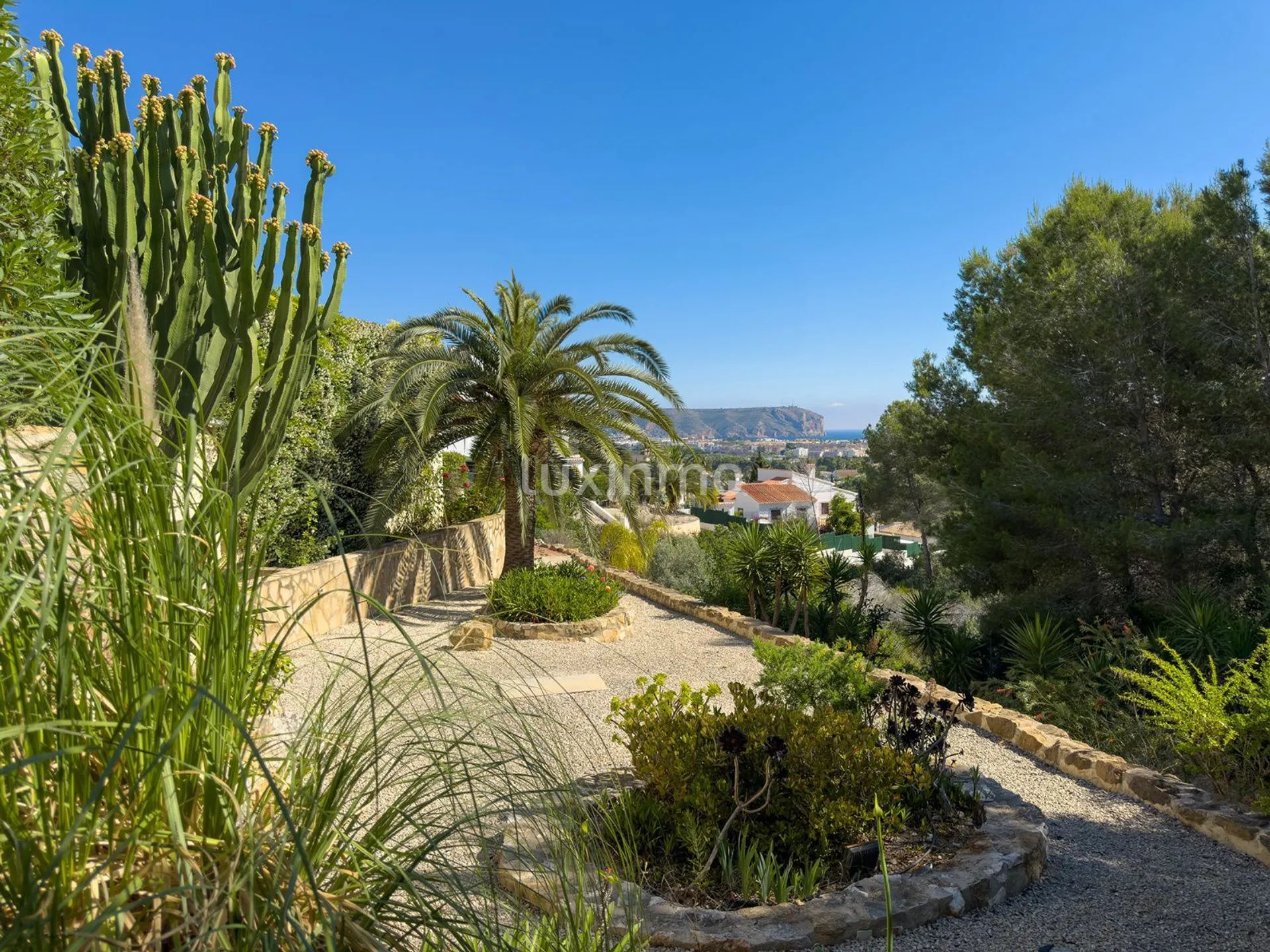 Śródziemnomorska willa z czterema sypialniami, basenem i widokiem na morze w Jávea — photo 28