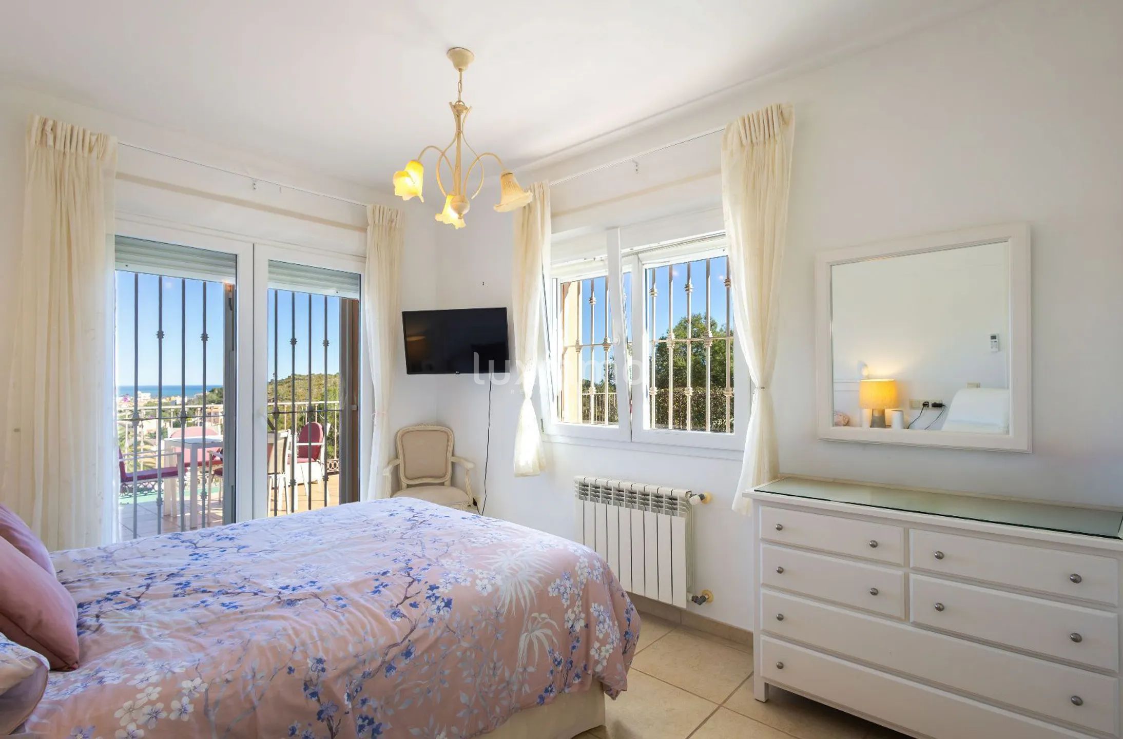 Śródziemnomorska willa z czterema sypialniami, basenem i widokiem na morze w Jávea — photo 18